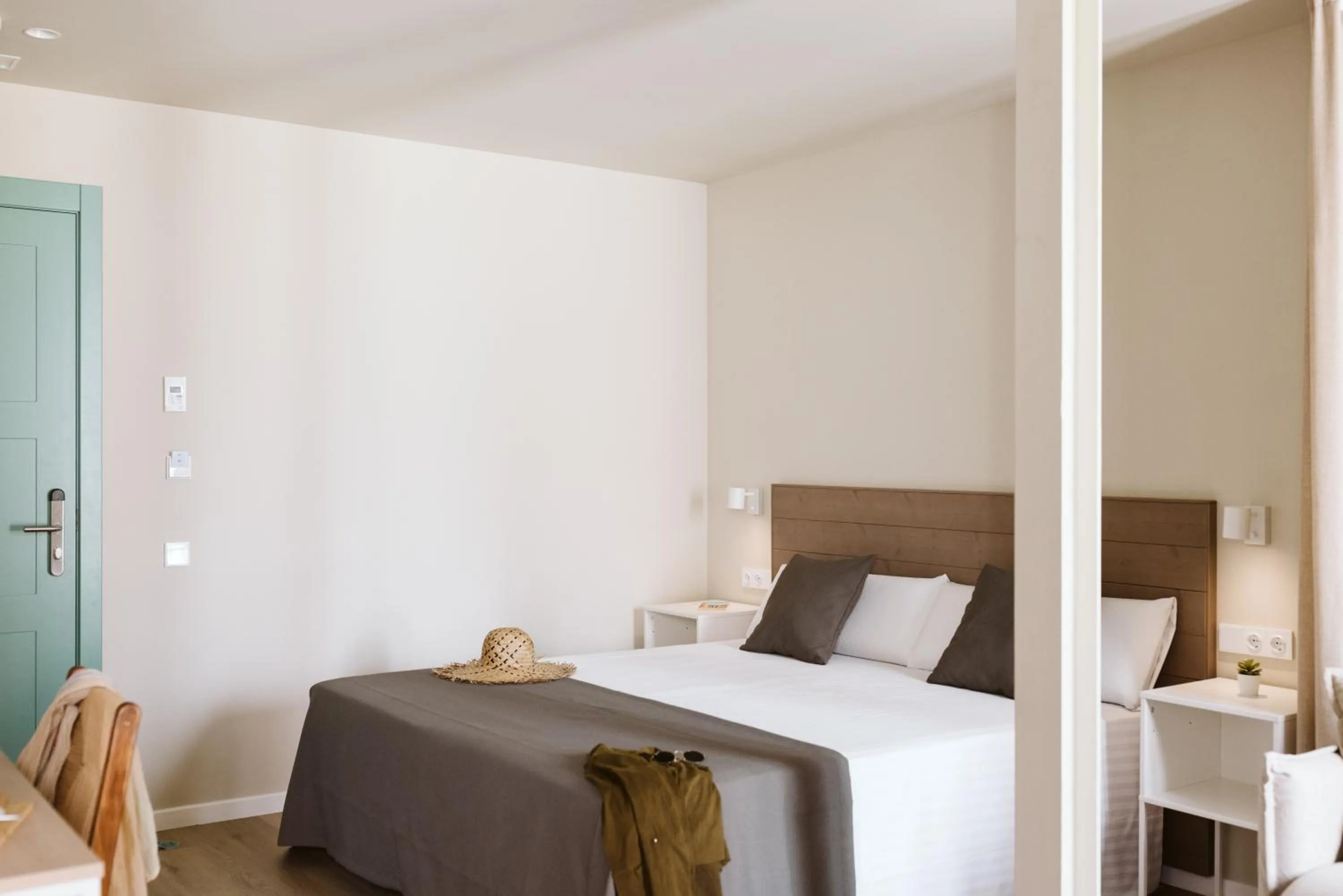 Bed in Lindala Natural