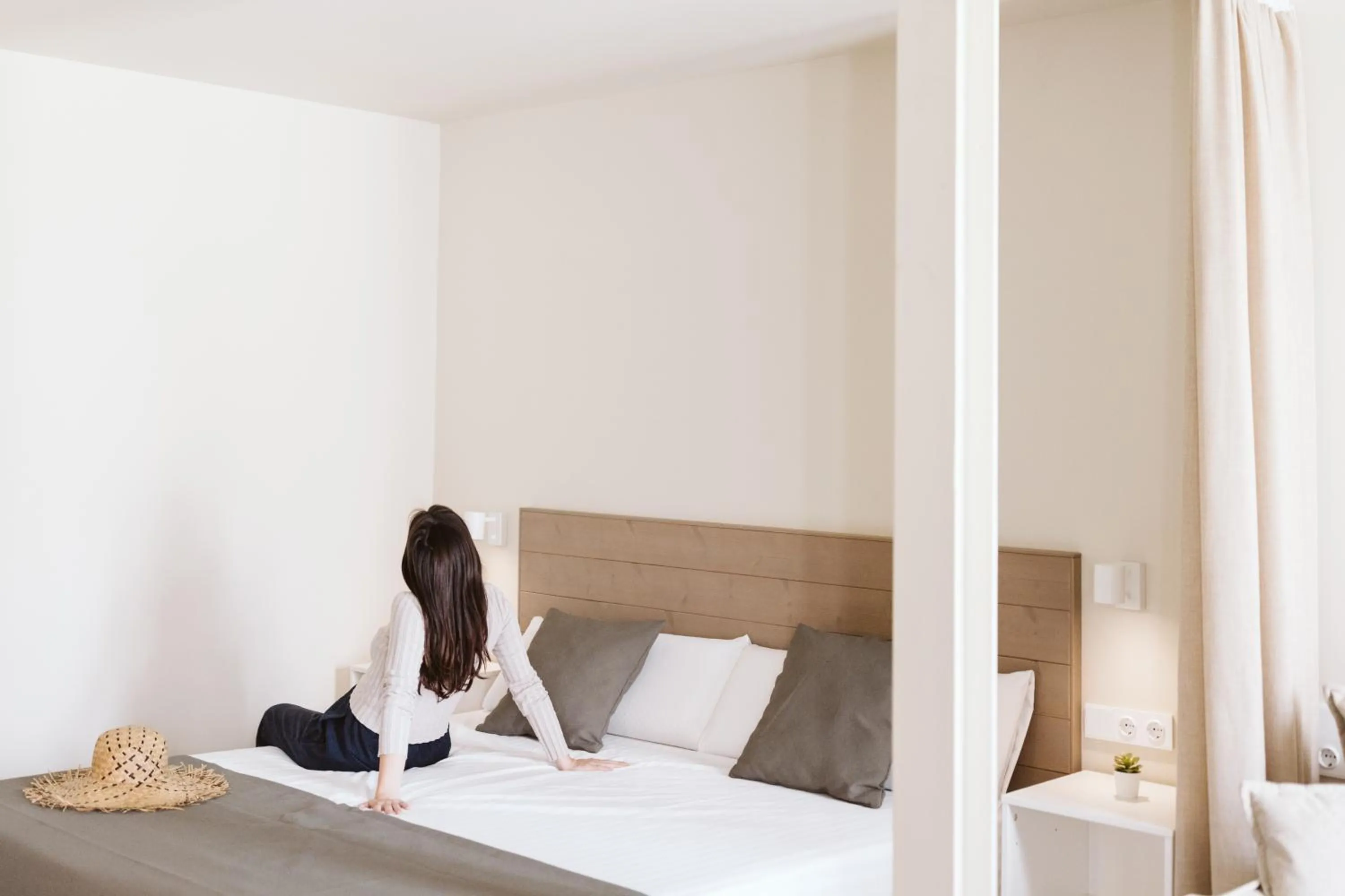 Bed in Lindala Natural