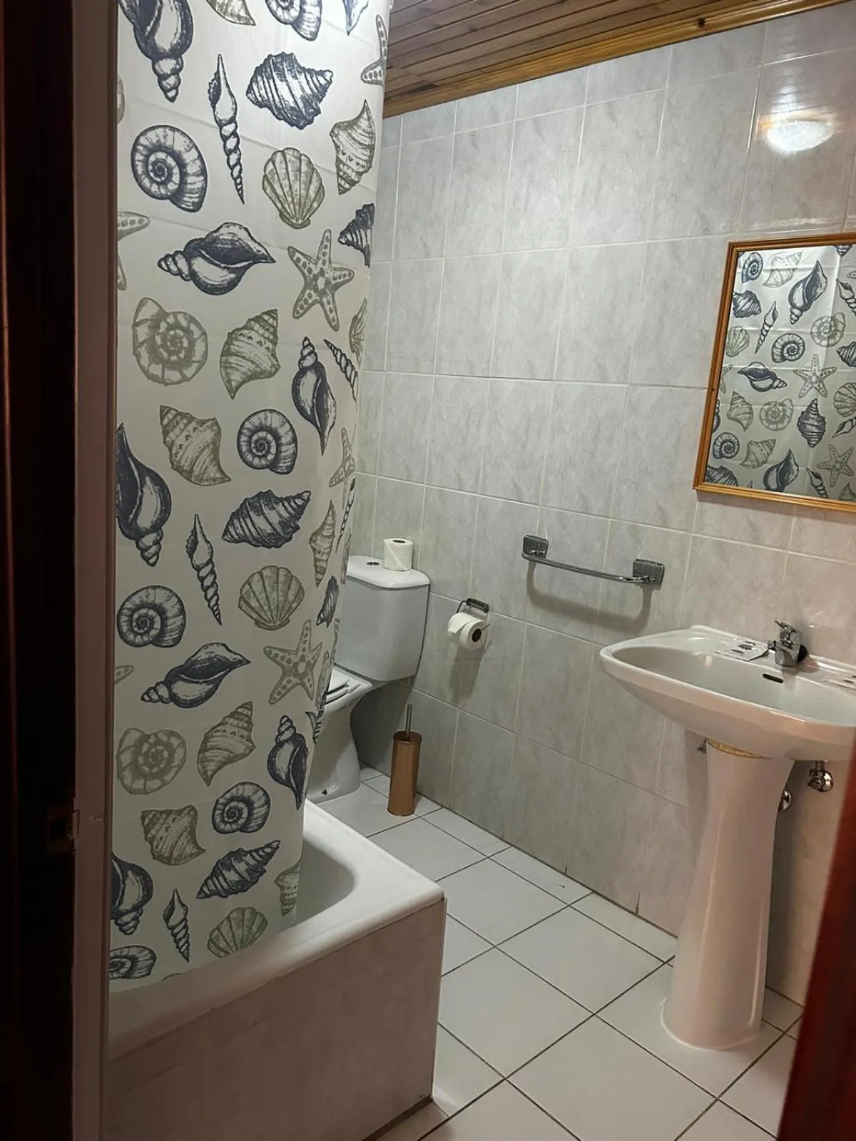 Shower in Alojamento Central II