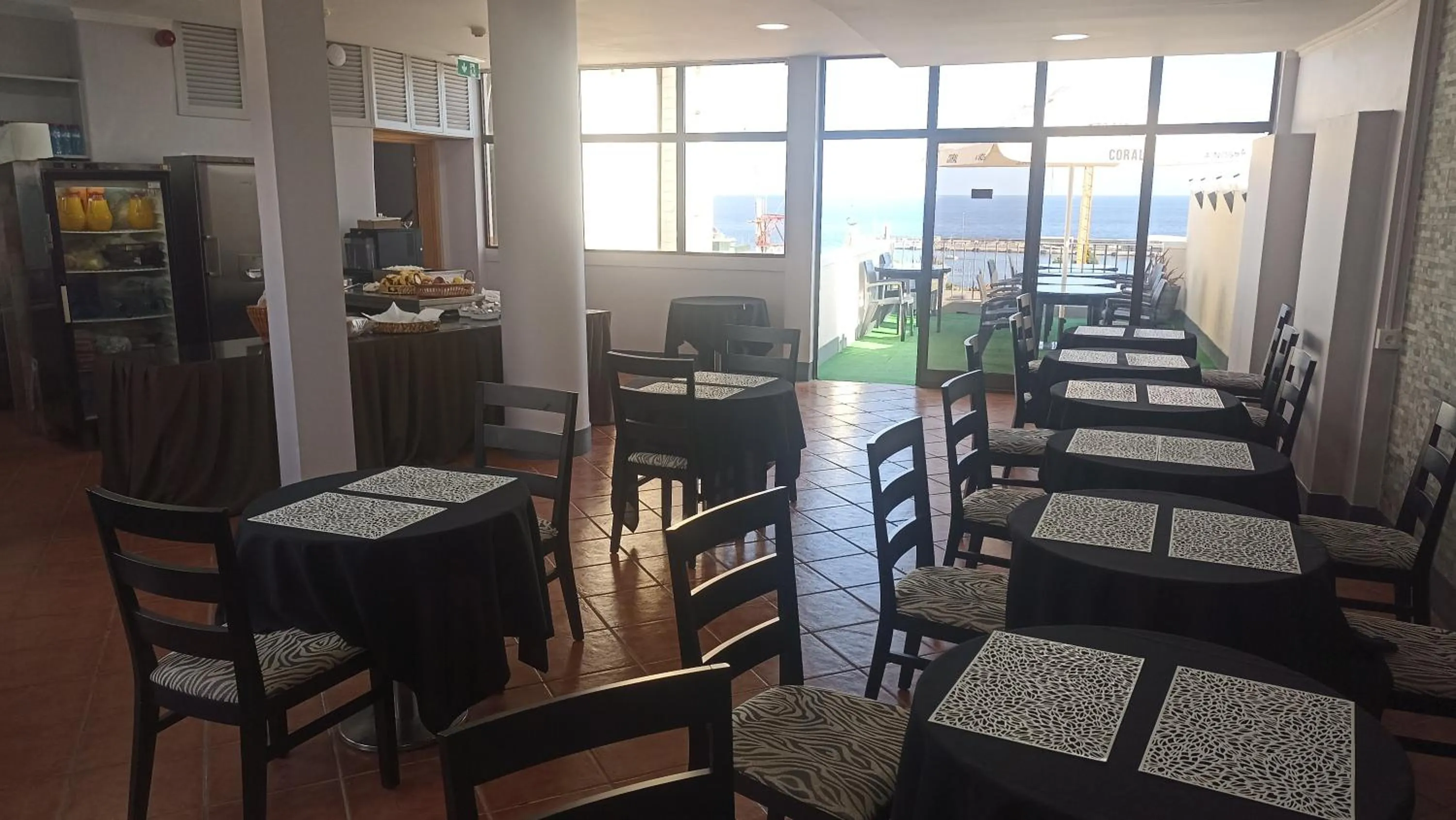 Restaurant/places to eat in Alojamento Central II