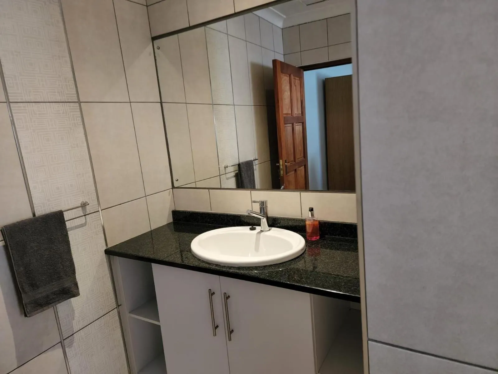 Six Valk Avenue Guest House