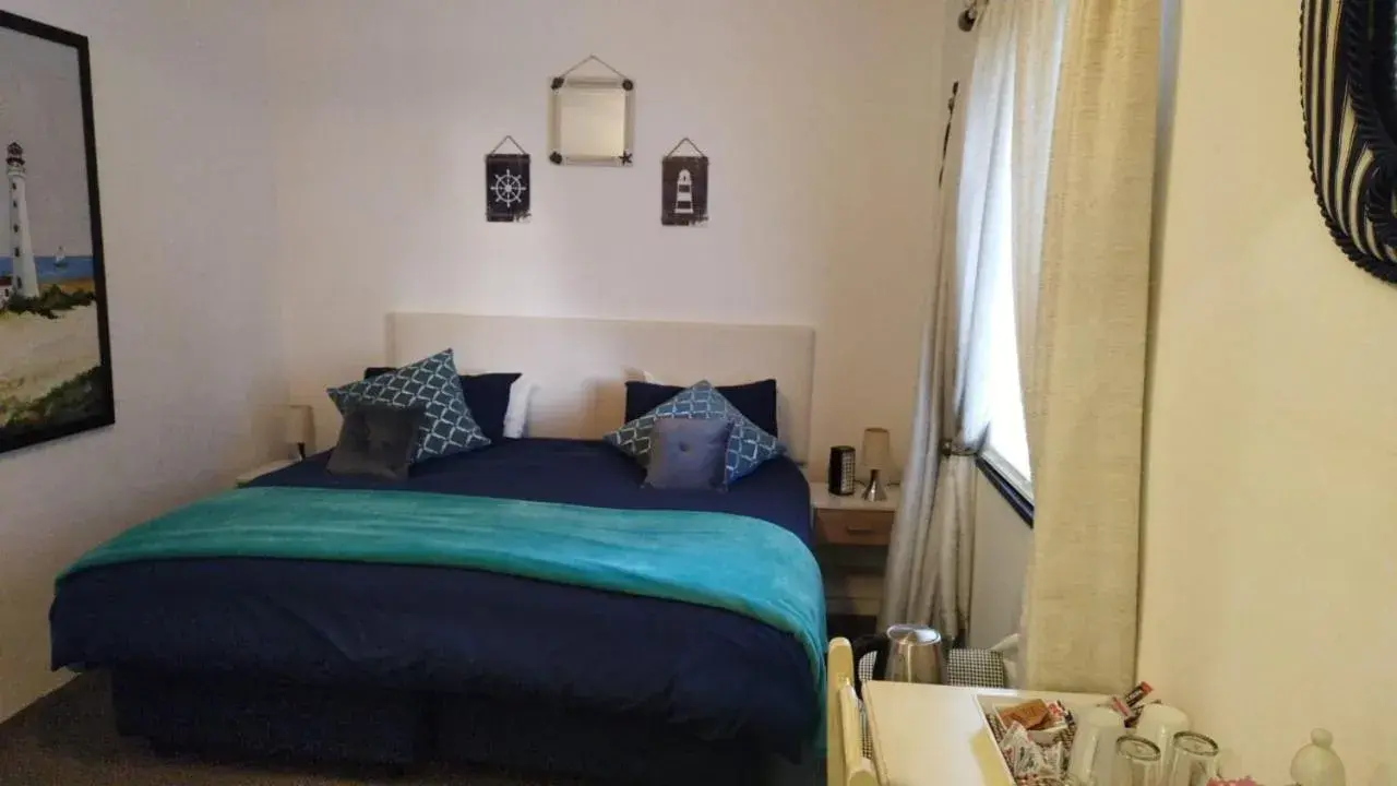 Double Room in Six Valk Avenue Guest House Double Room in Six Valk Avenue Guest House