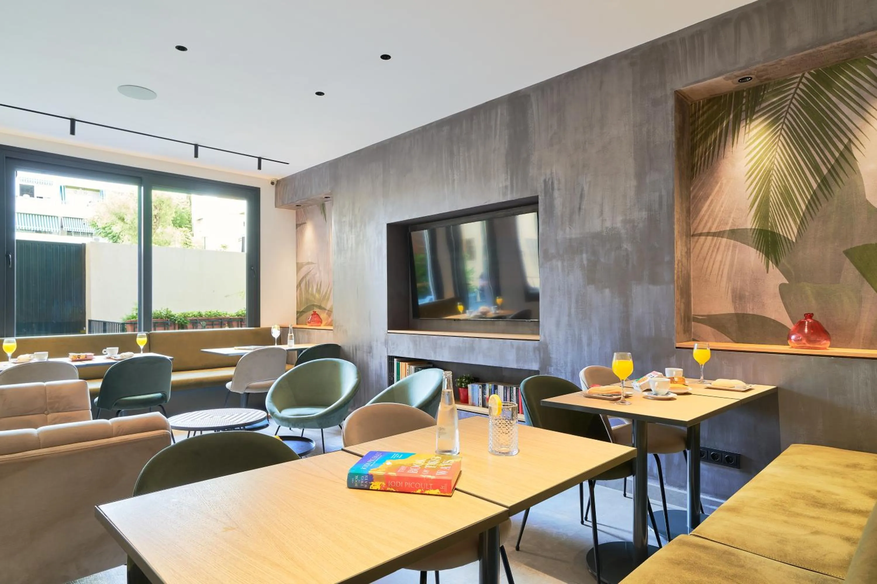 Communal lounge/ TV room in Hostal Sol y Miel