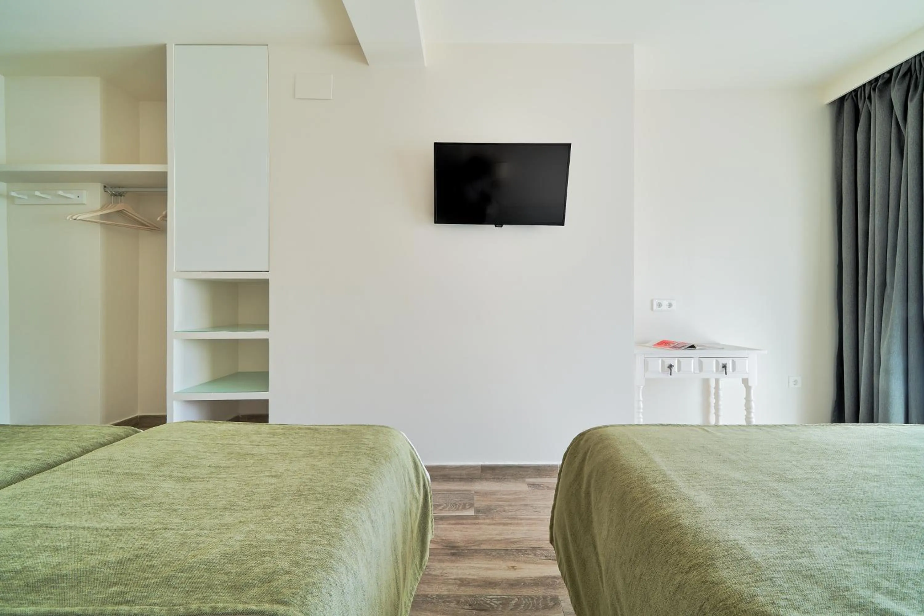 TV and multimedia, Bed in Hostal Sol y Miel