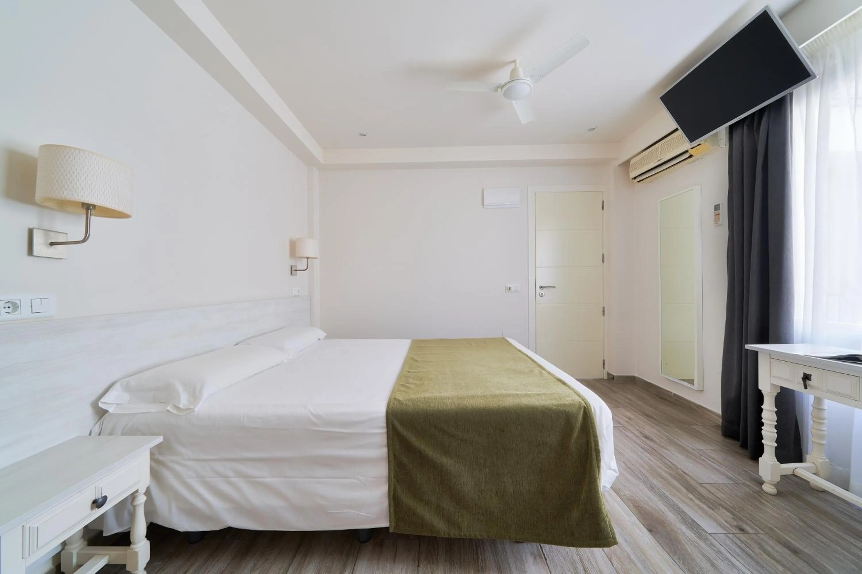 Bed in Hostal Sol y Miel