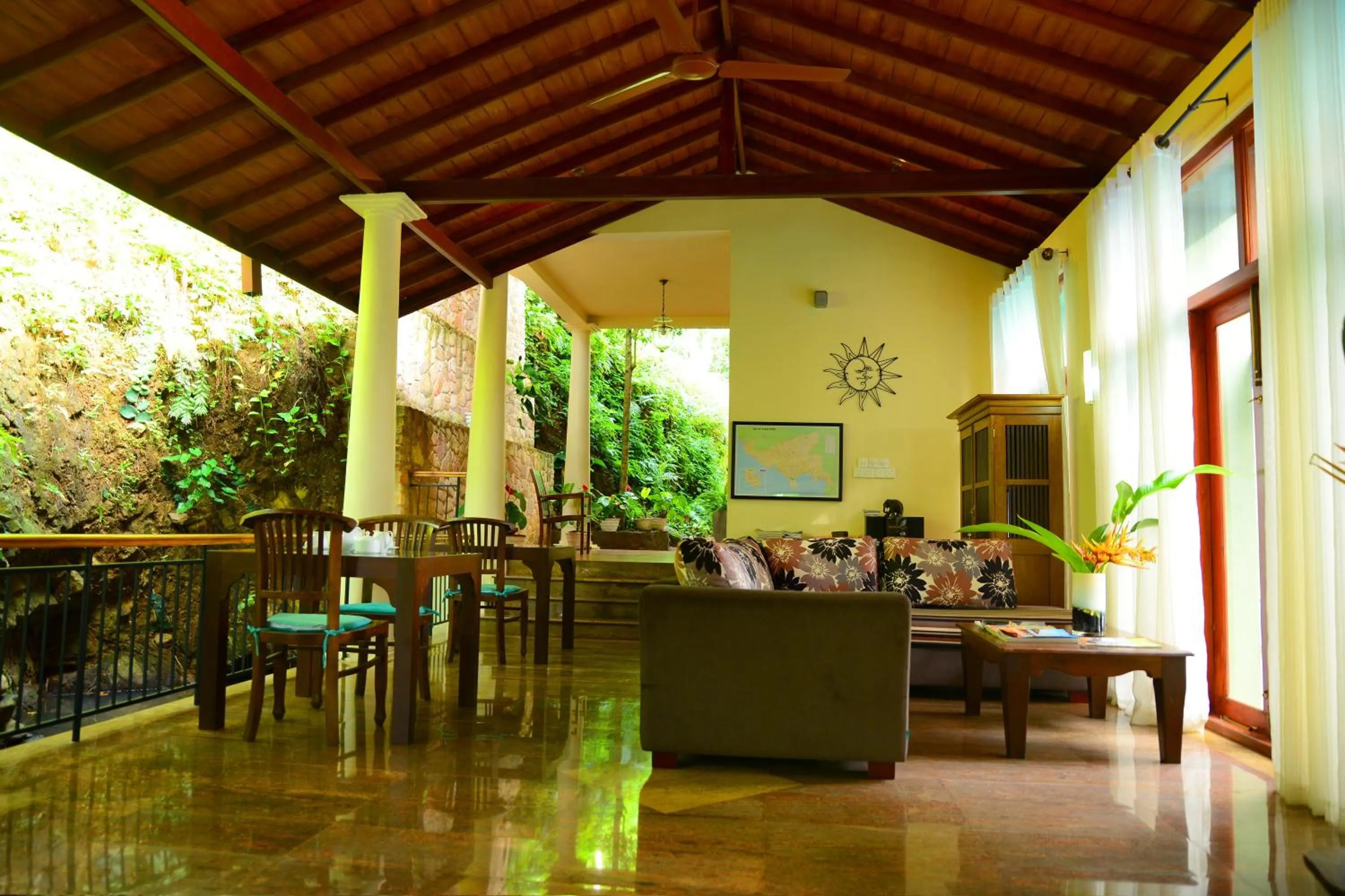 Restaurant/places to eat in Tropical Retreat