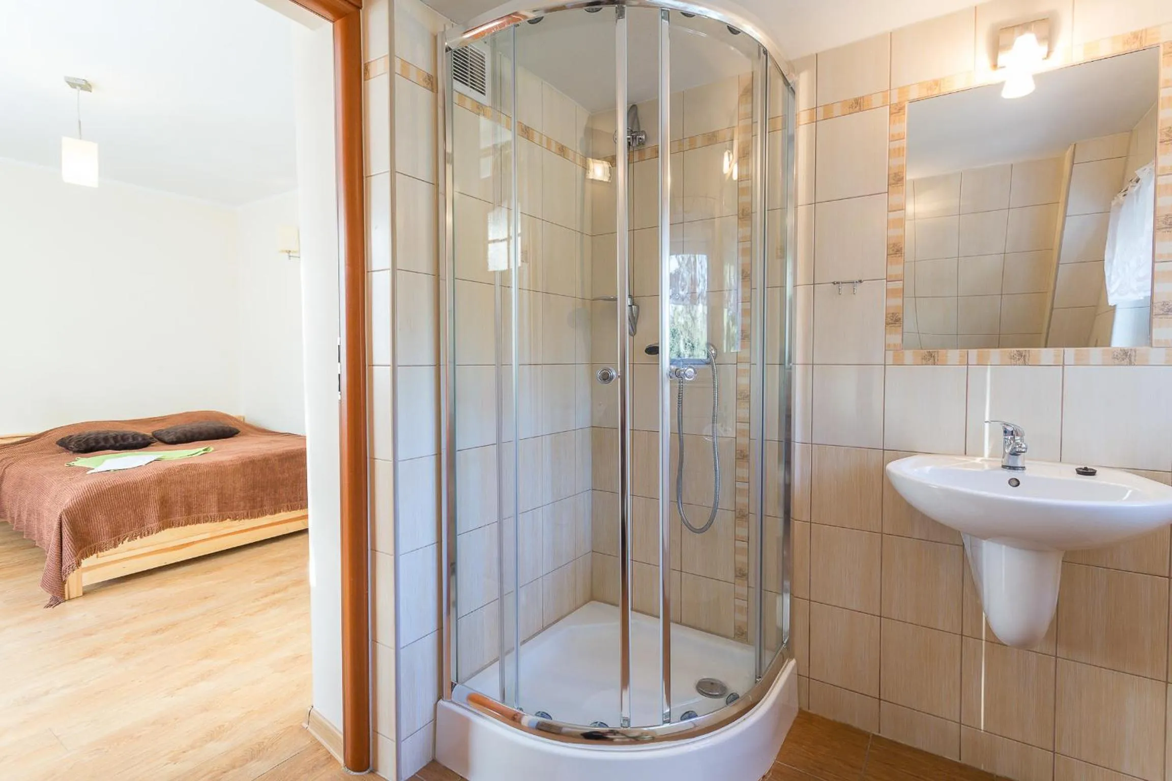 Shower in Willa Strumyk
