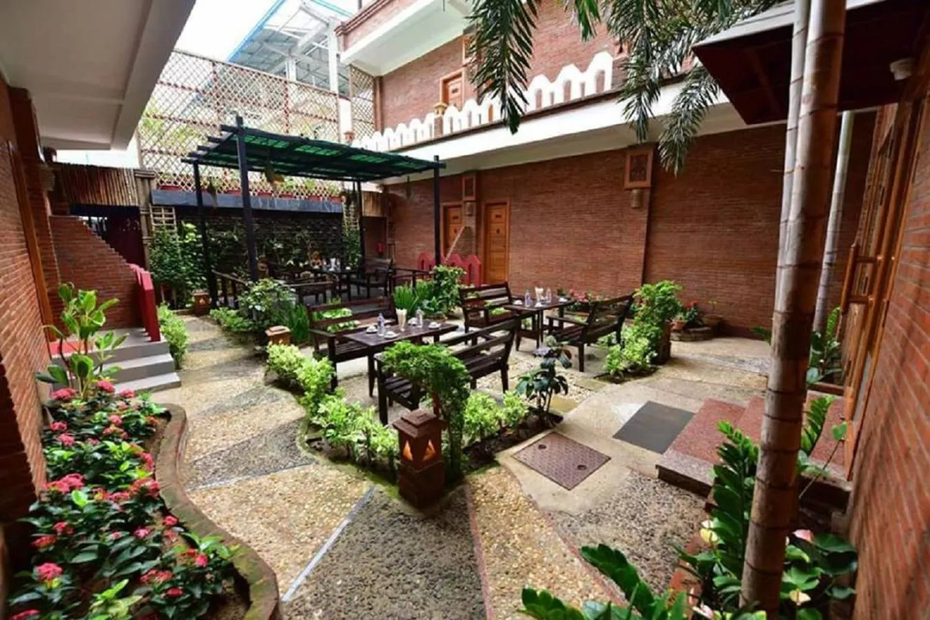 Restaurant/places to eat in Northern Breeze Hotel