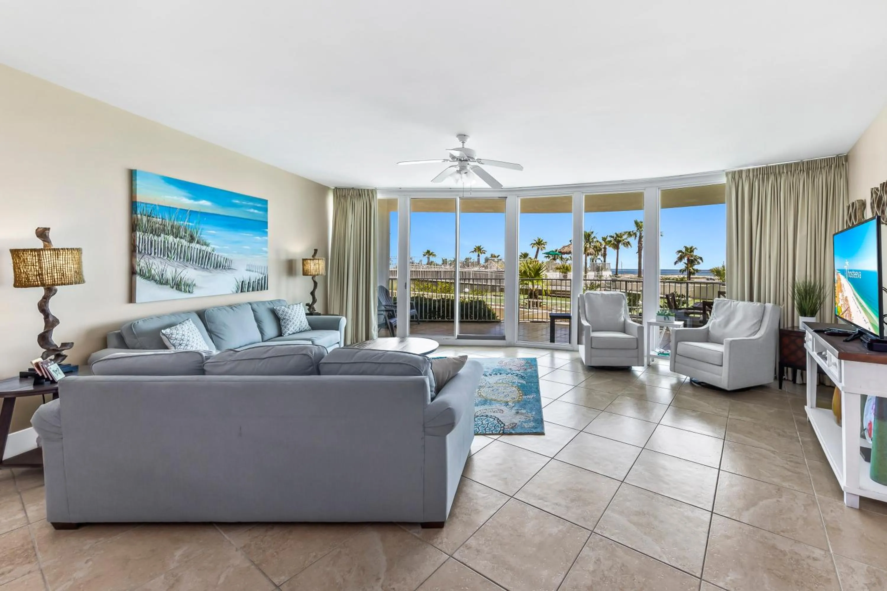 Living room in Caribe Resort by Hosteeva