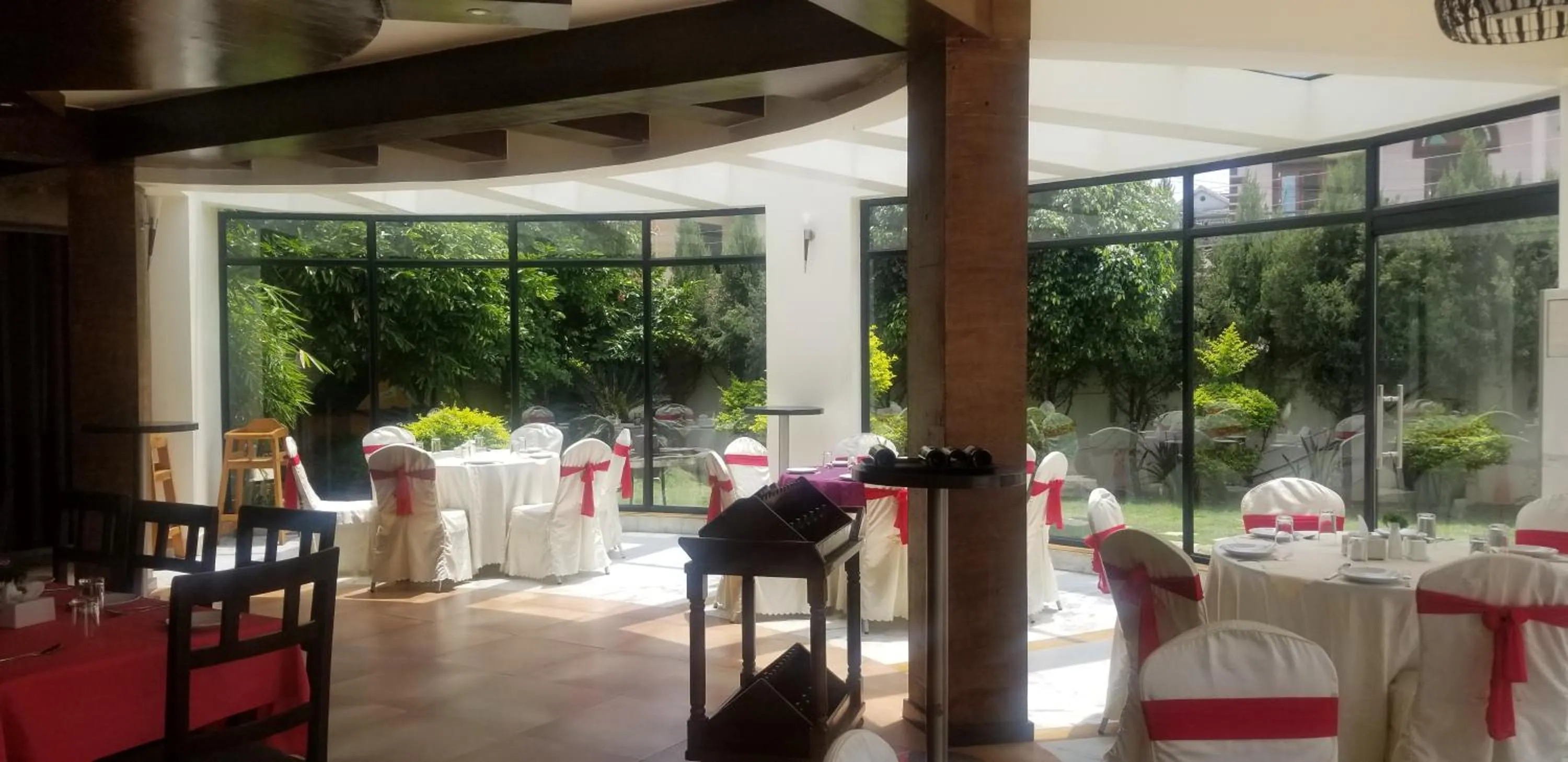 Restaurant/places to eat in Club De Novo Hotel