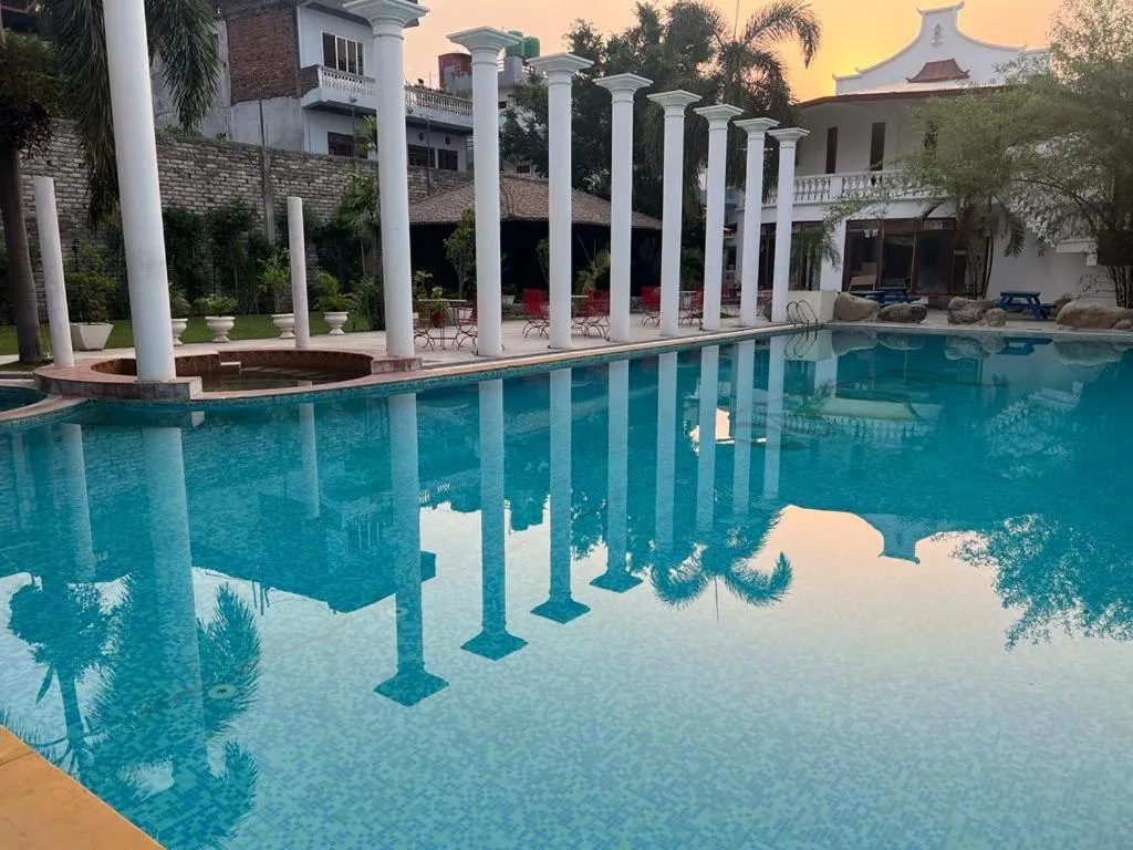 Swimming pool in Club De Novo Hotel