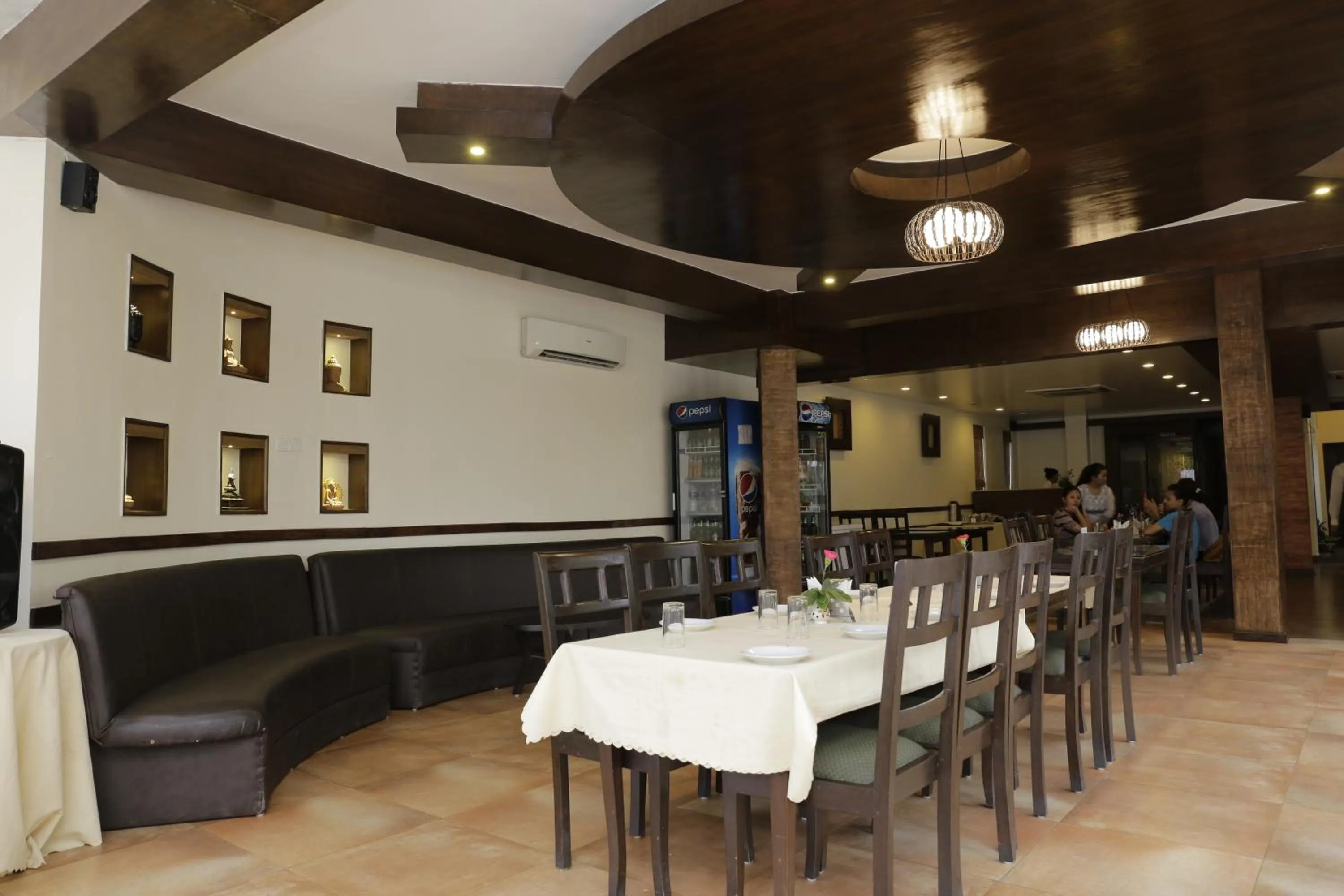 Restaurant/places to eat in Club De Novo Hotel