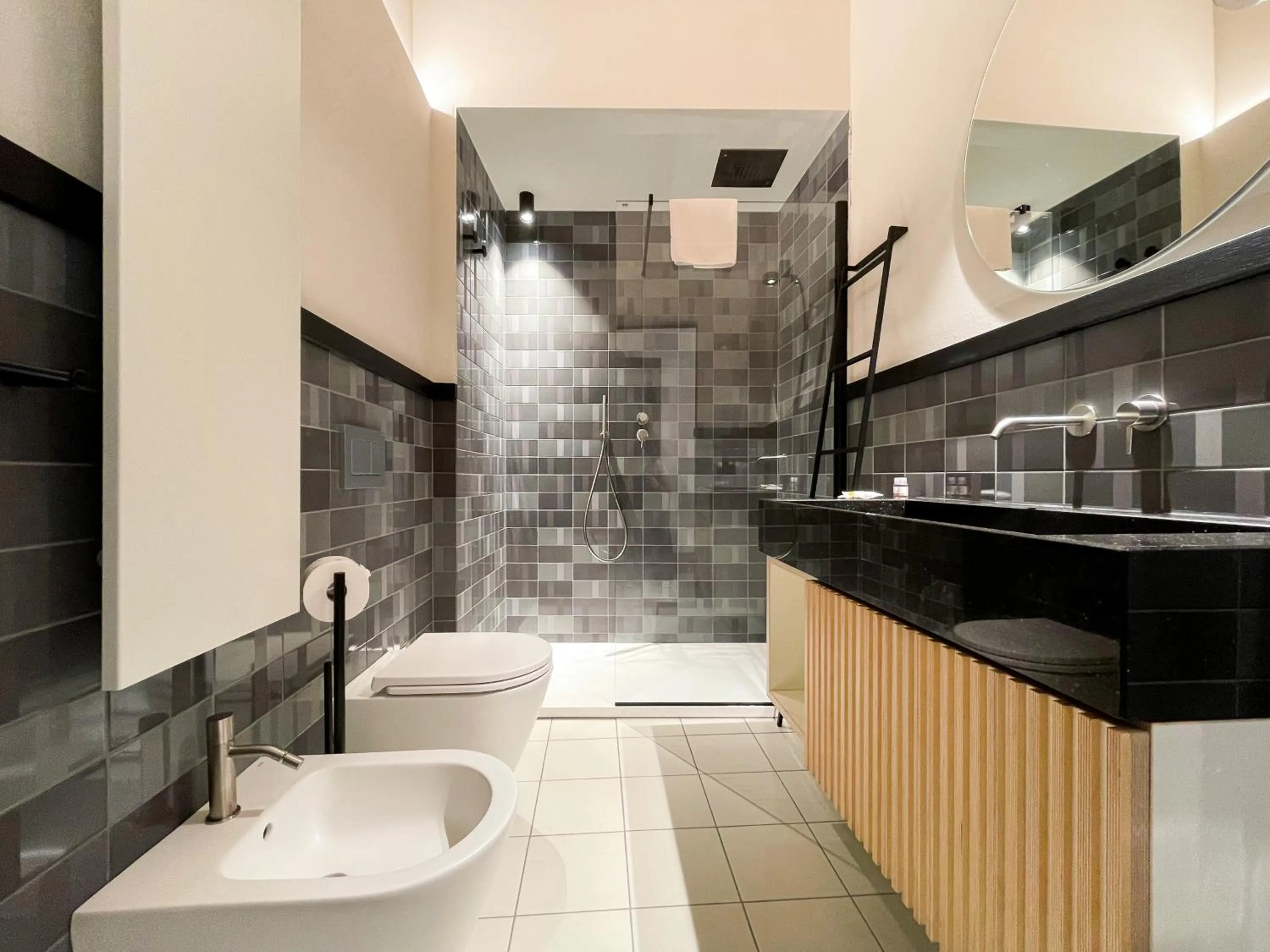 Shower in Canalchiaro 13