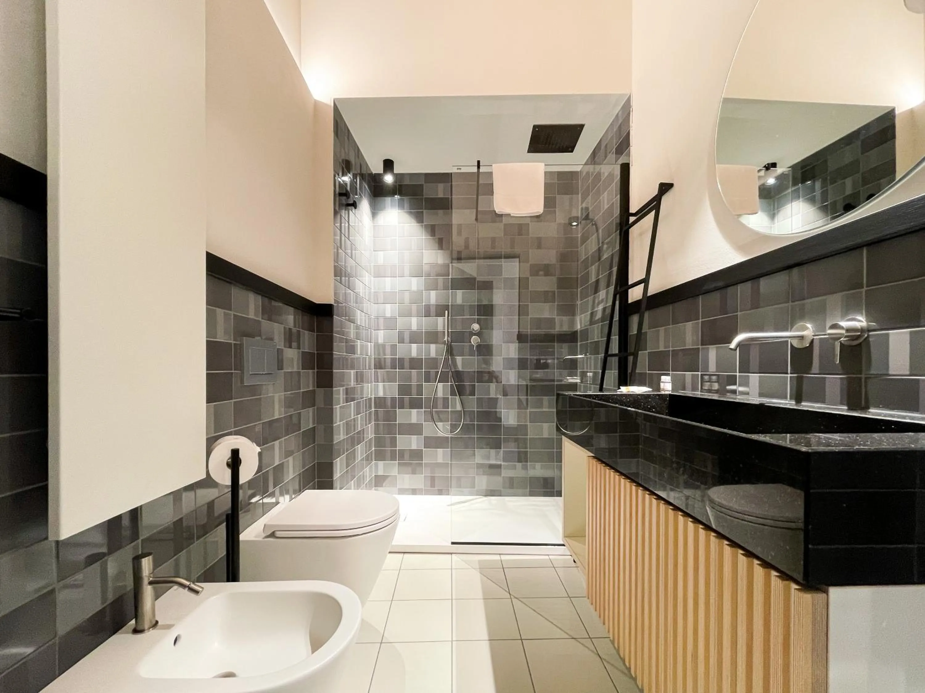 Shower in Canalchiaro 13