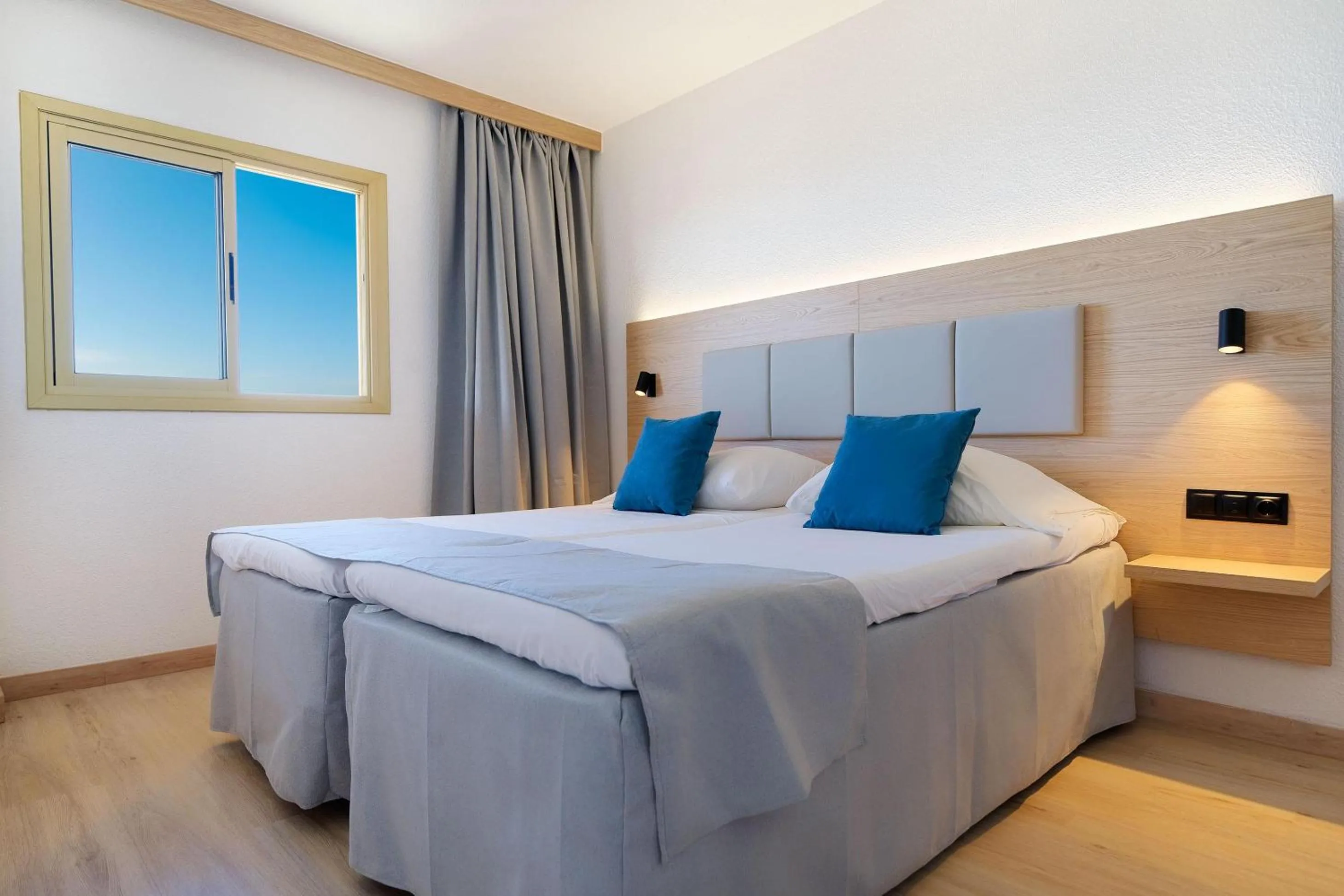 Photo of the whole room, Bed in Servatur Caribe