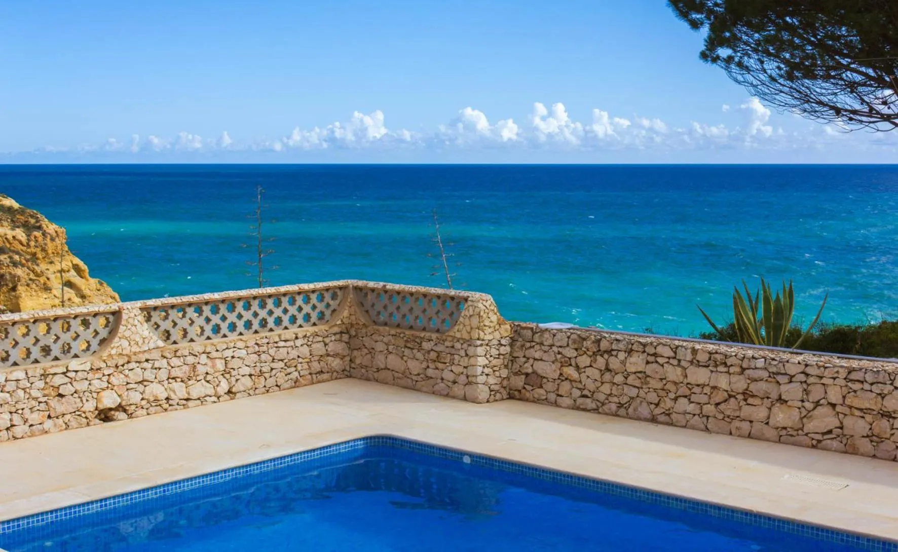 Pool view in Algar Seco Parque