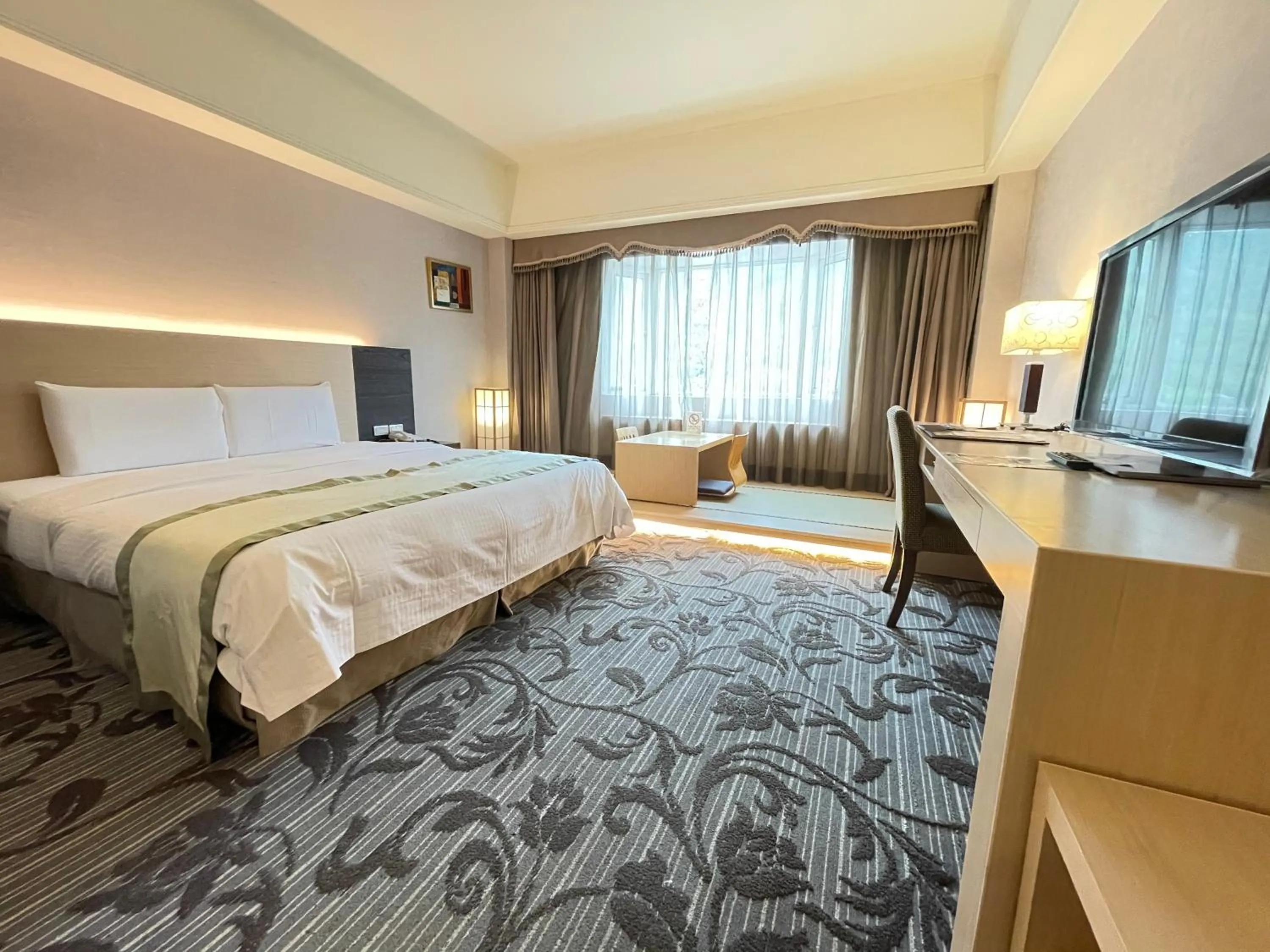 Photo of the whole room, Bed in Hoya Hot Springs Resort & Spa