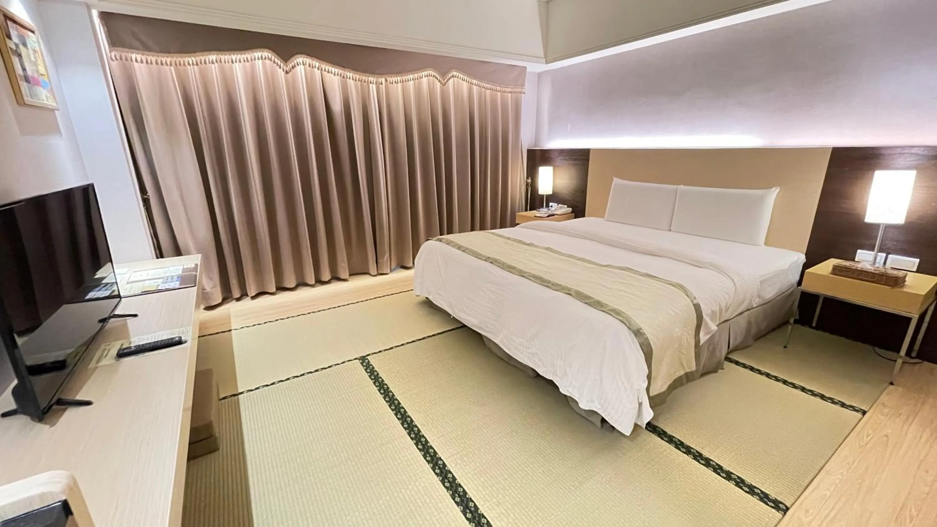 Photo of the whole room, Bed in Hoya Hot Springs Resort & Spa