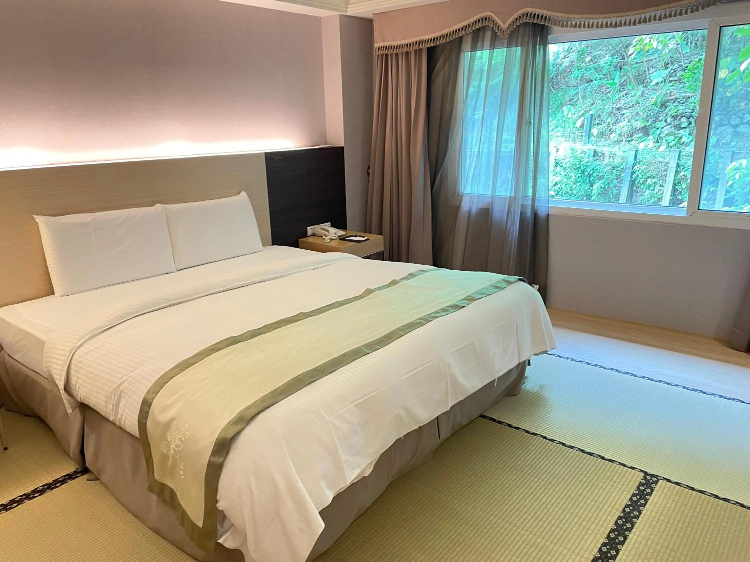 Photo of the whole room, Bed in Hoya Hot Springs Resort & Spa