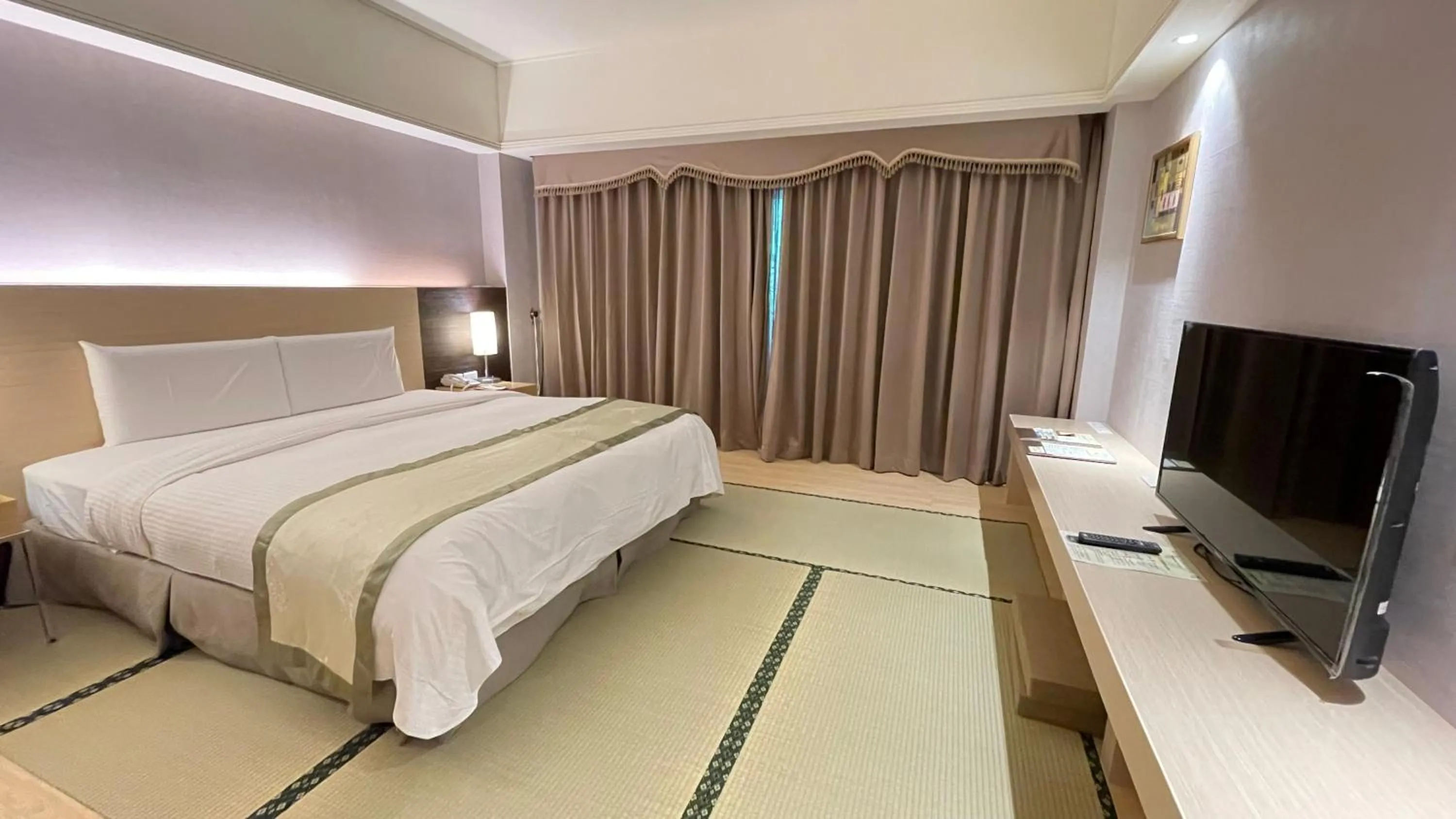 Photo of the whole room, Bed in Hoya Hot Springs Resort & Spa