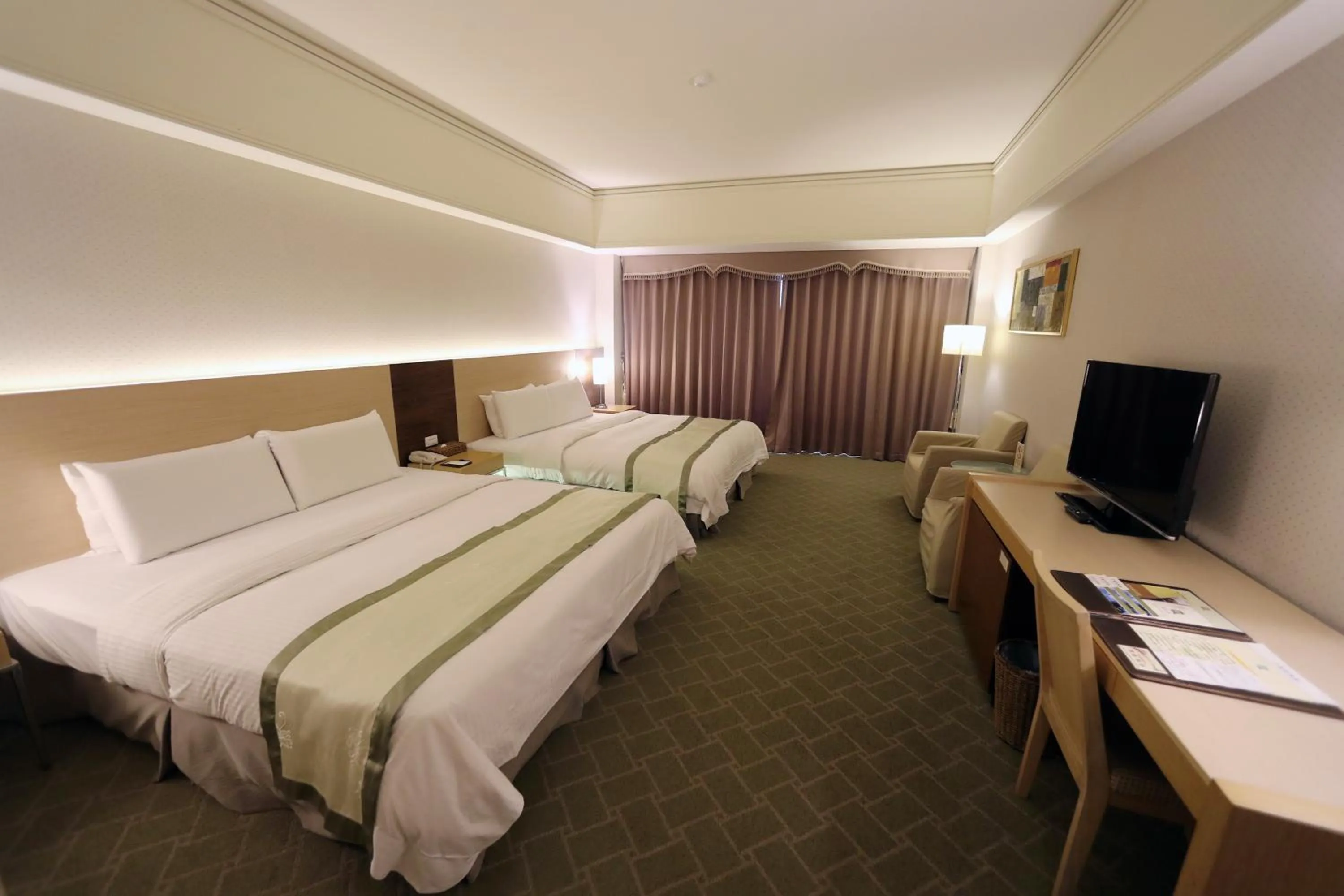 Photo of the whole room, Bed in Hoya Hot Springs Resort & Spa