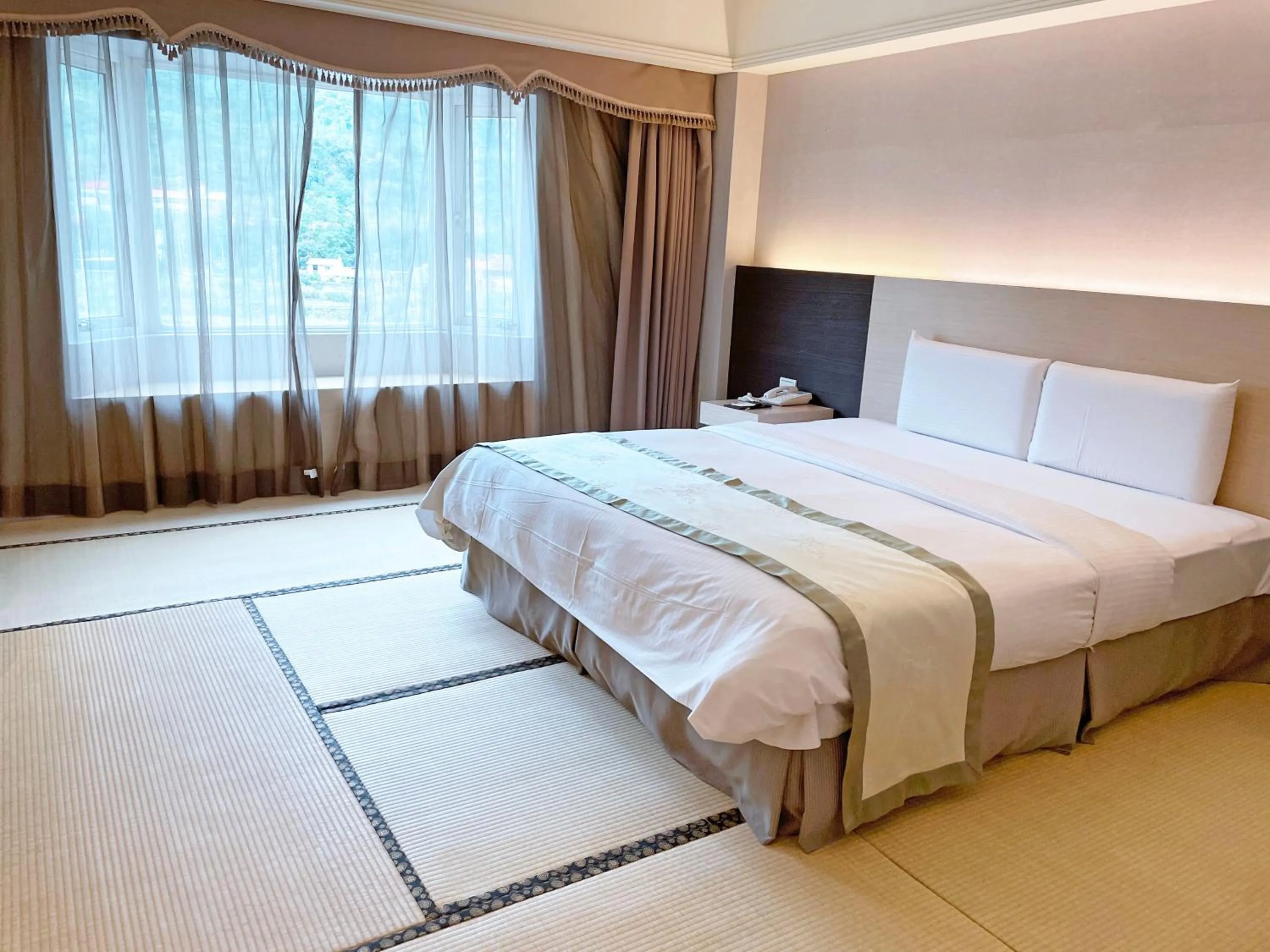 Photo of the whole room, Bed in Hoya Hot Springs Resort & Spa