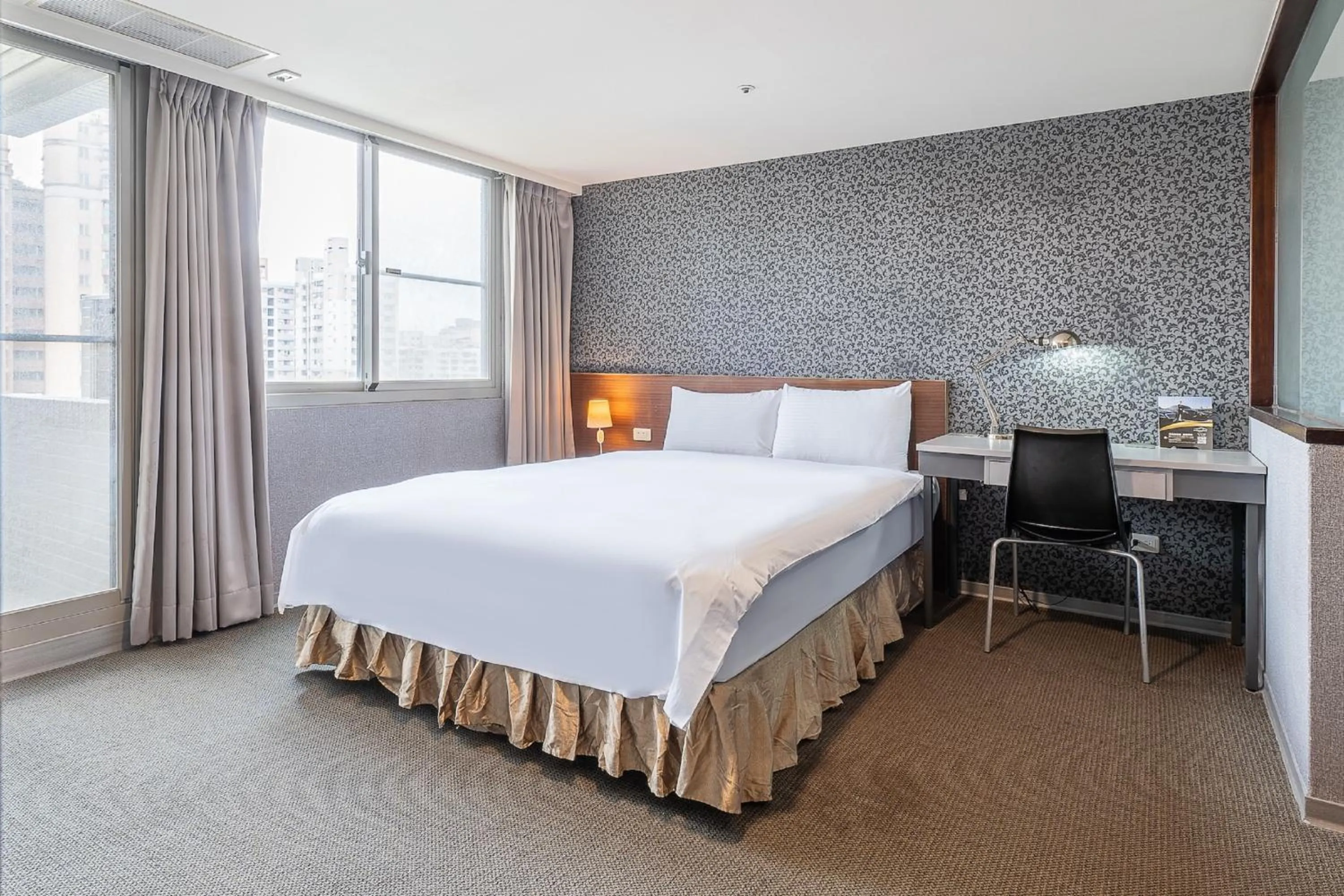 Photo of the whole room, Bed in The Galerie Hotel