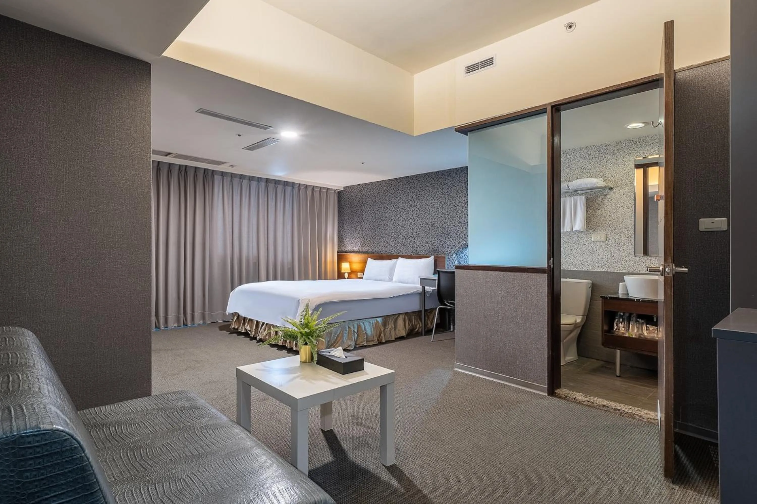 Photo of the whole room, Bed in The Galerie Hotel