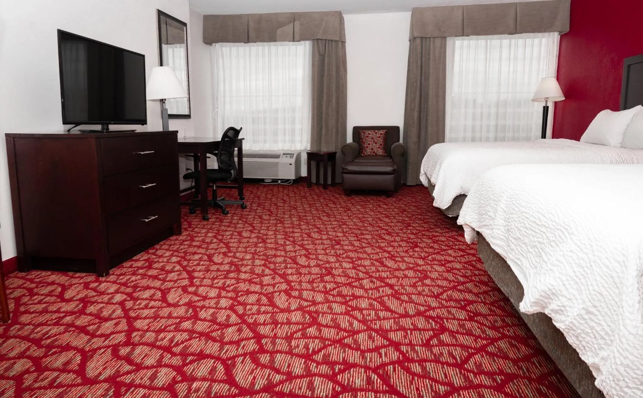 Photo of the whole room, Bed in Holiday Inn Guin by IHG