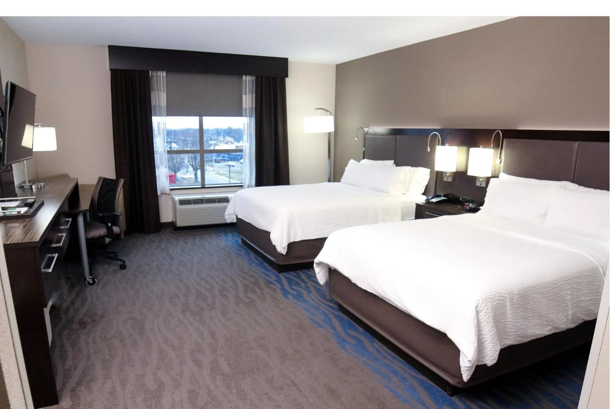 Photo of the whole room, Bed in Holiday Inn Owensboro Riverfront by IHG