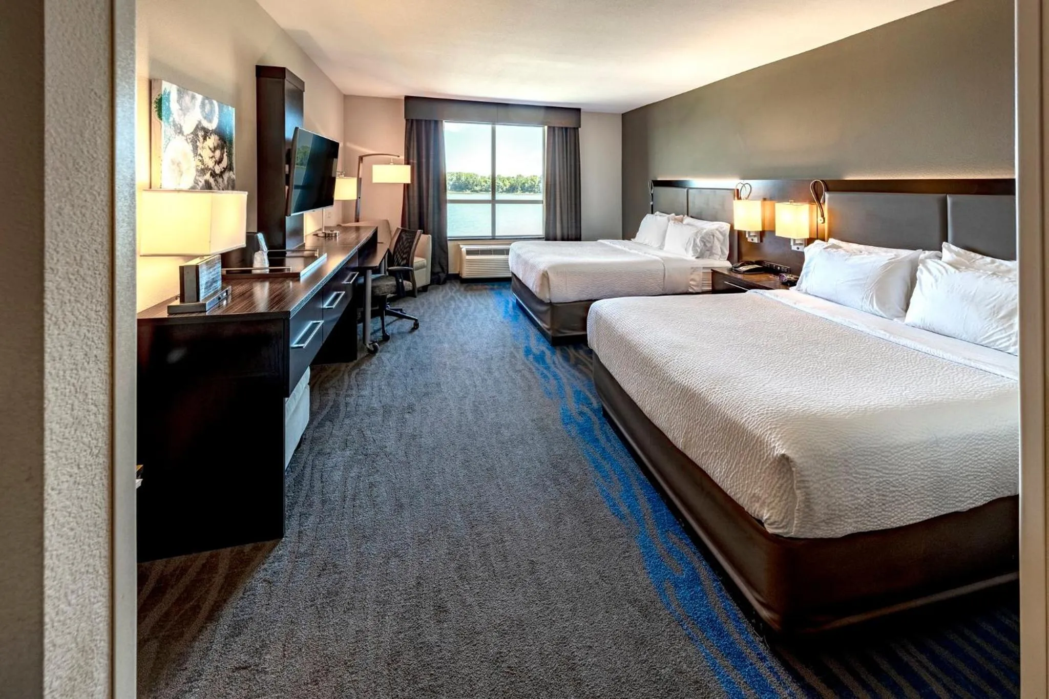 Photo of the whole room, Bed in Holiday Inn Owensboro Riverfront by IHG