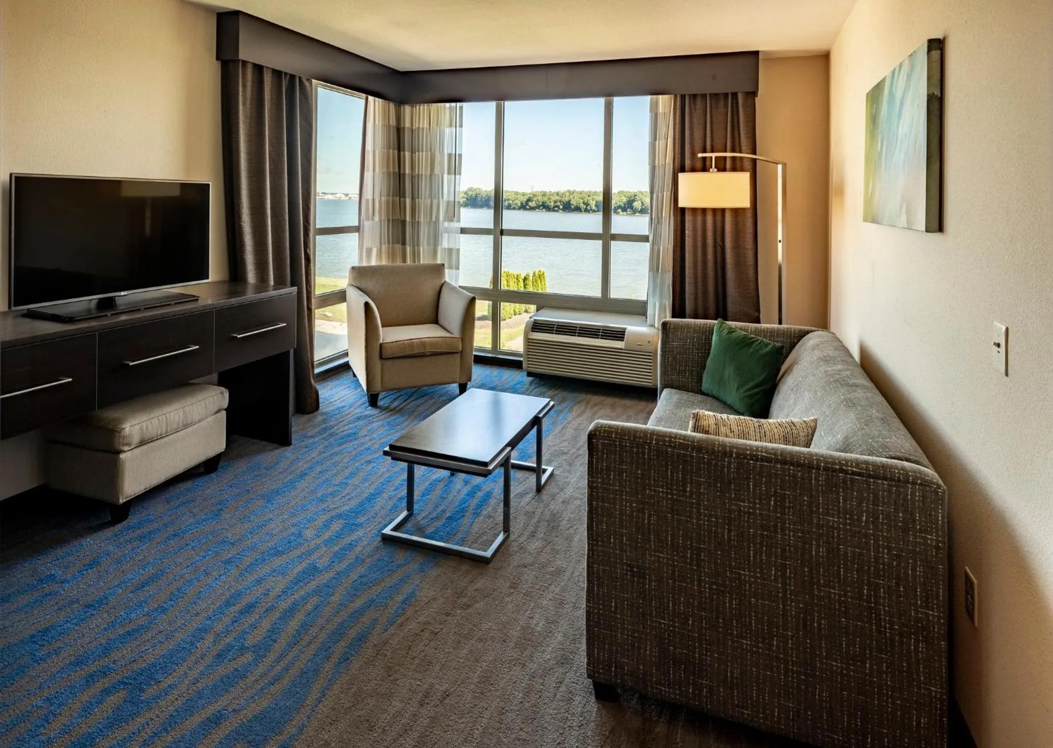 Photo of the whole room in Holiday Inn Owensboro Riverfront by IHG