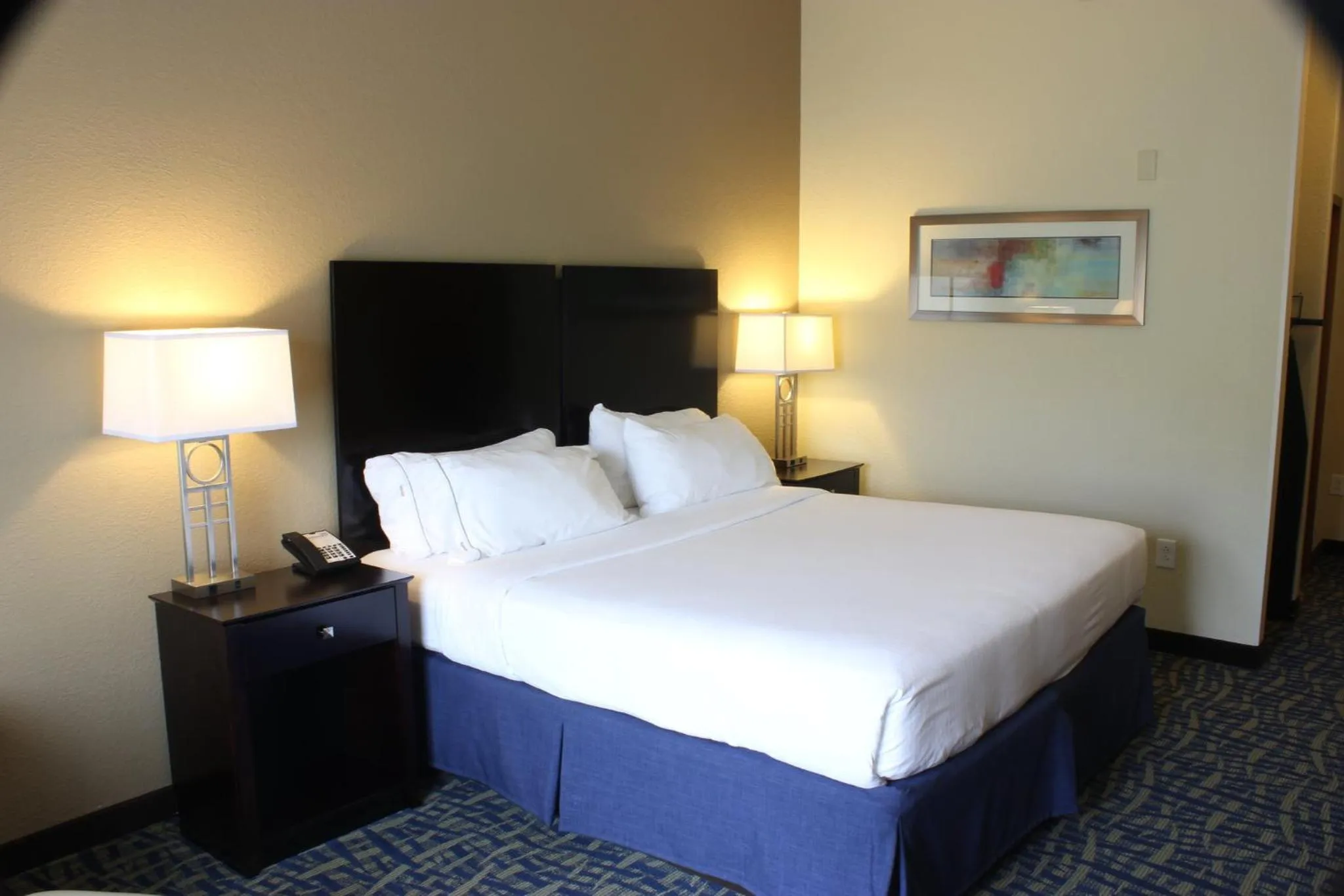 Photo of the whole room, Bed in Holiday Inn Express & Suites Lebanon by IHG