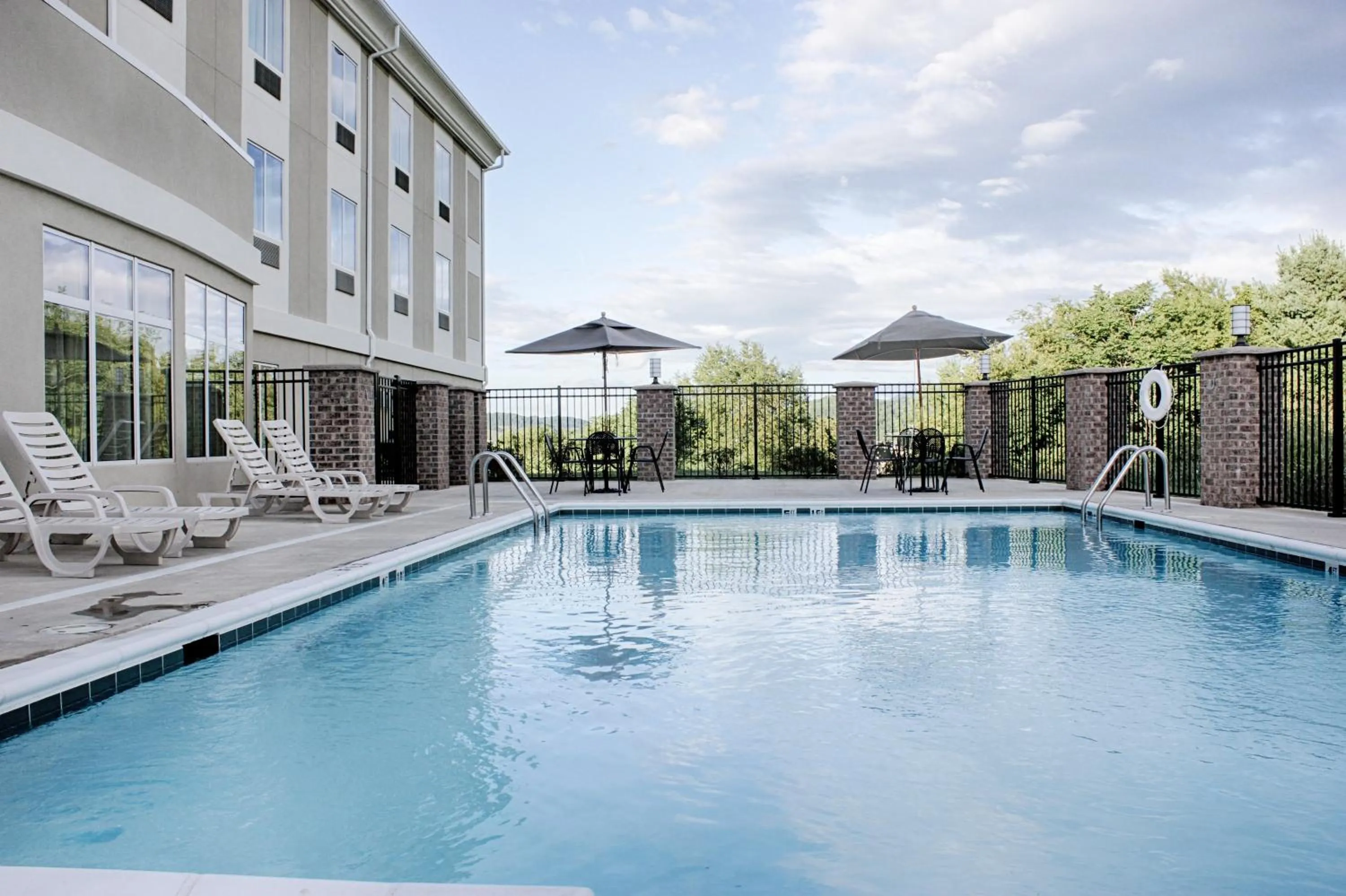 Swimming pool in Holiday Inn Express & Suites Lebanon by IHG