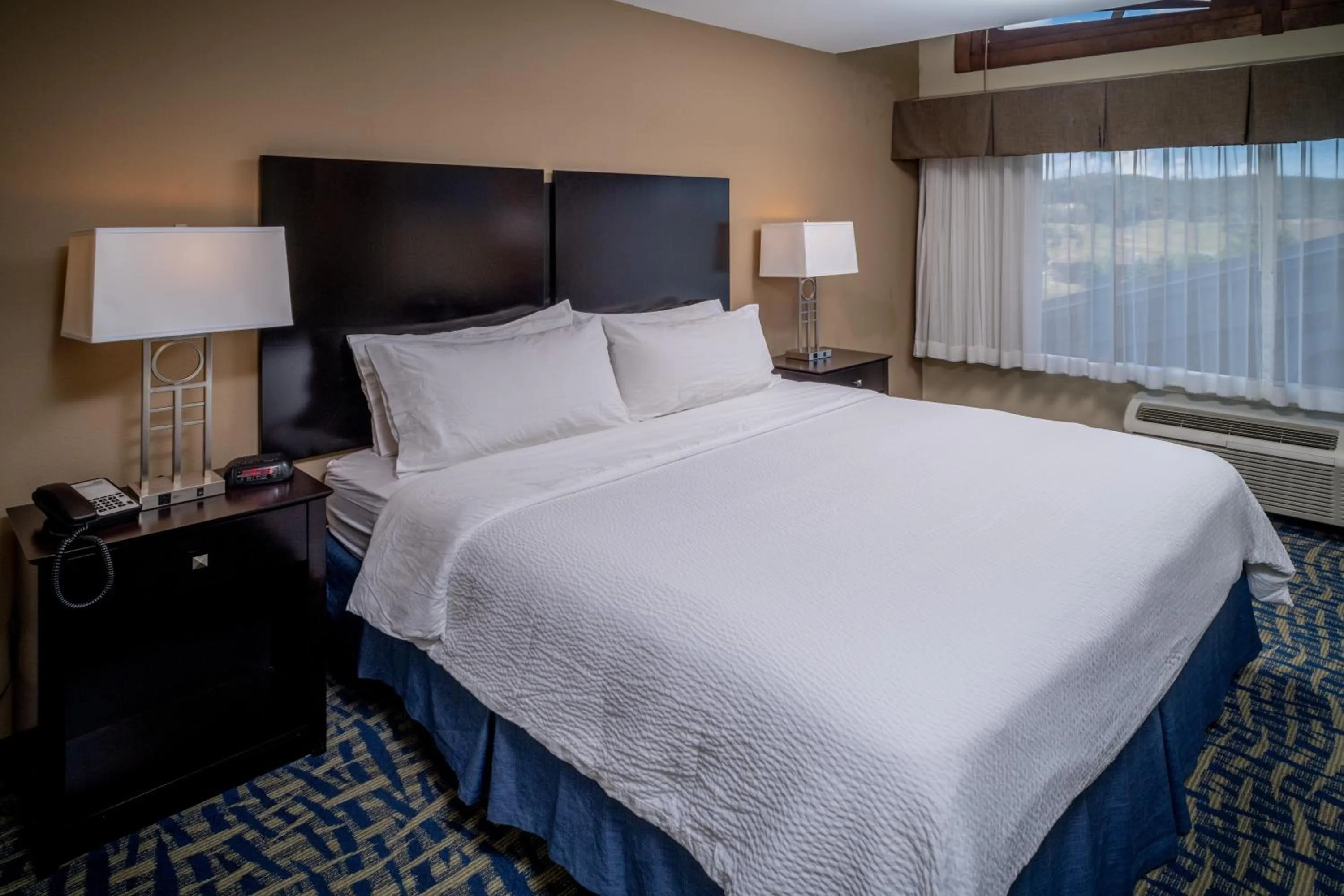 Bedroom, Bed in Holiday Inn Express & Suites Lebanon by IHG