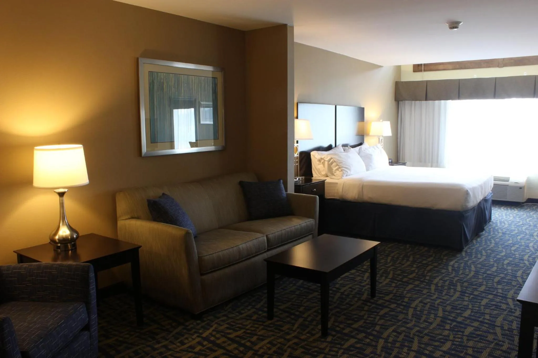 Photo of the whole room, Bed in Holiday Inn Express & Suites Lebanon by IHG
