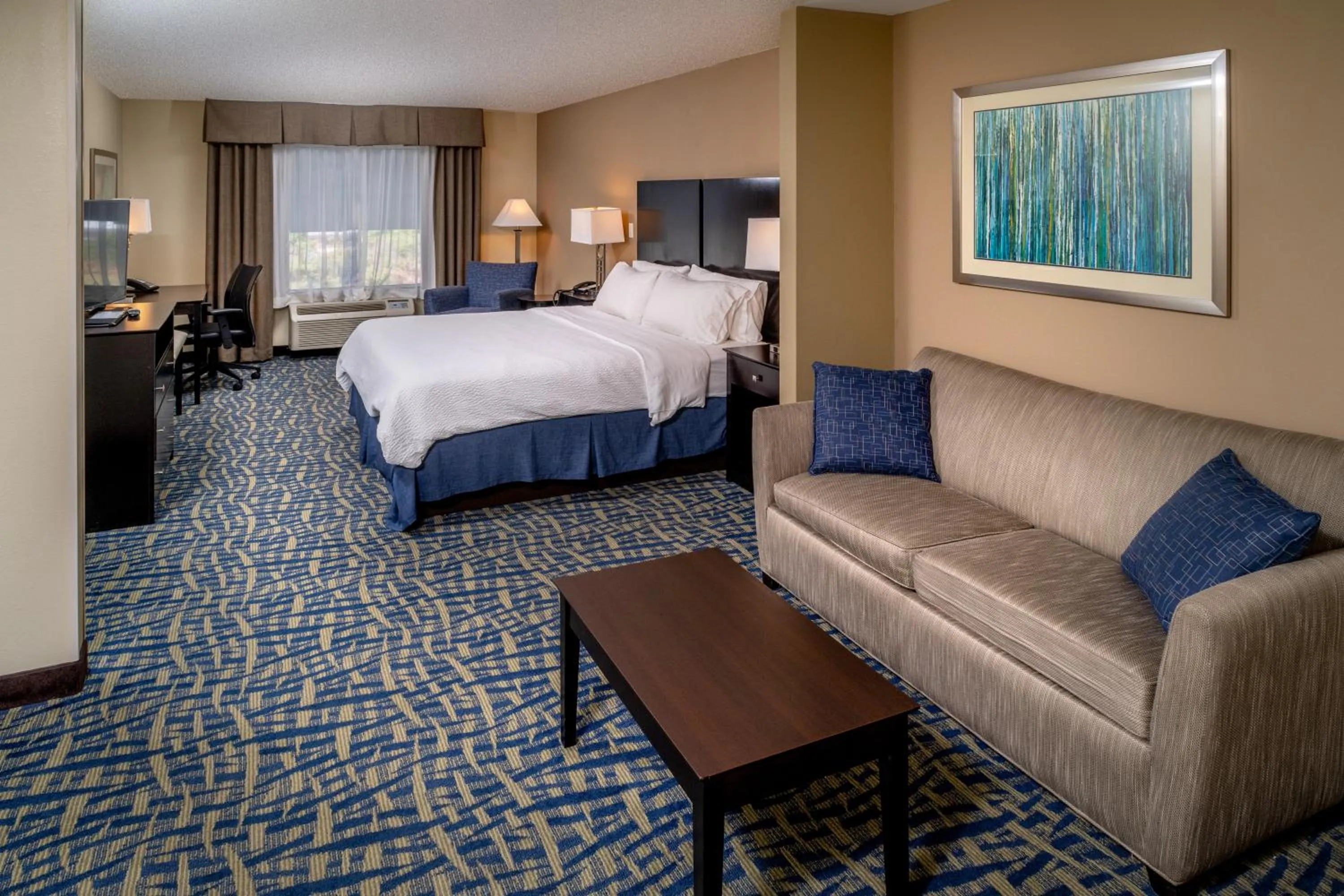 Bedroom, Bed in Holiday Inn Express & Suites Lebanon by IHG