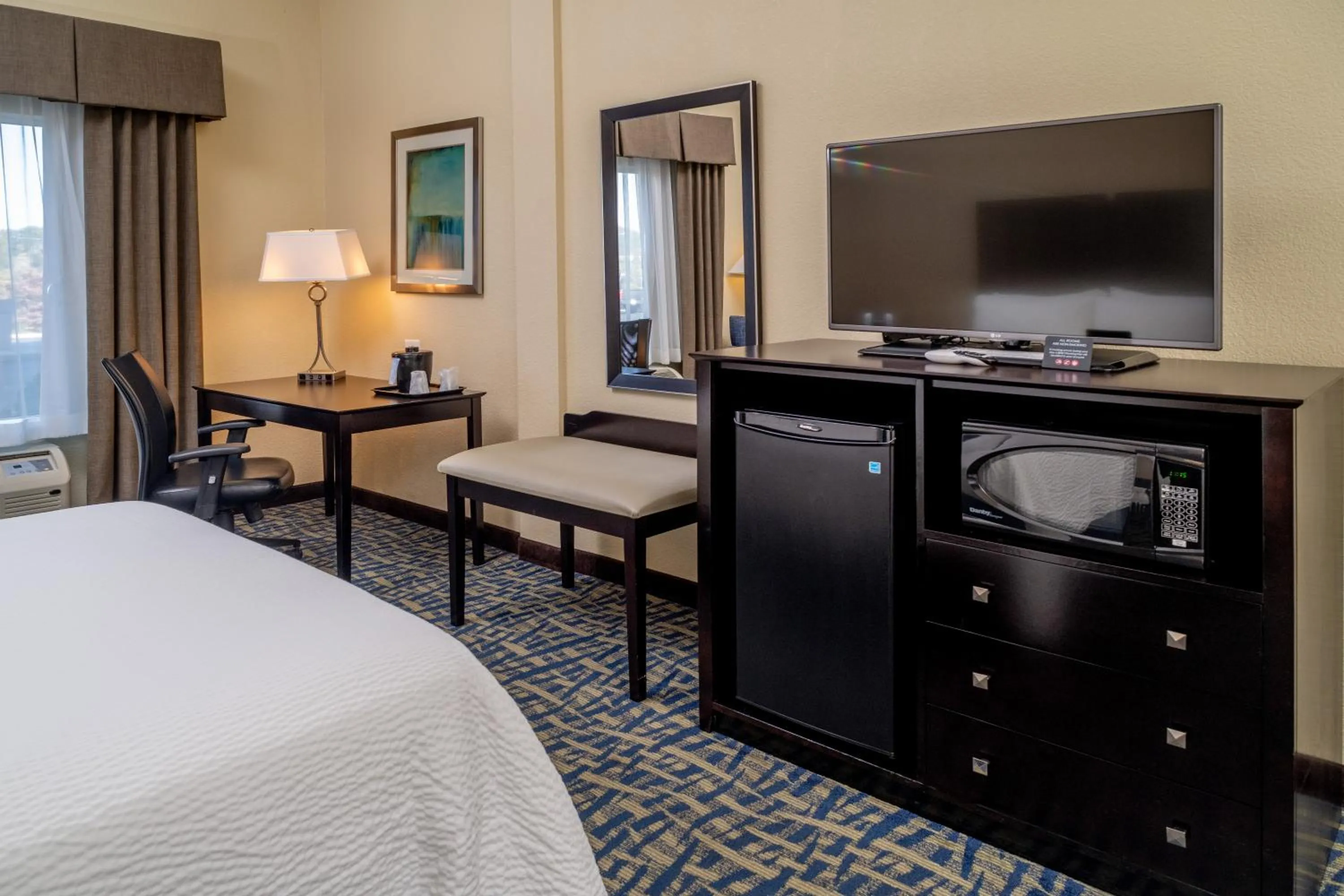 Bedroom, Bed in Holiday Inn Express & Suites Lebanon by IHG