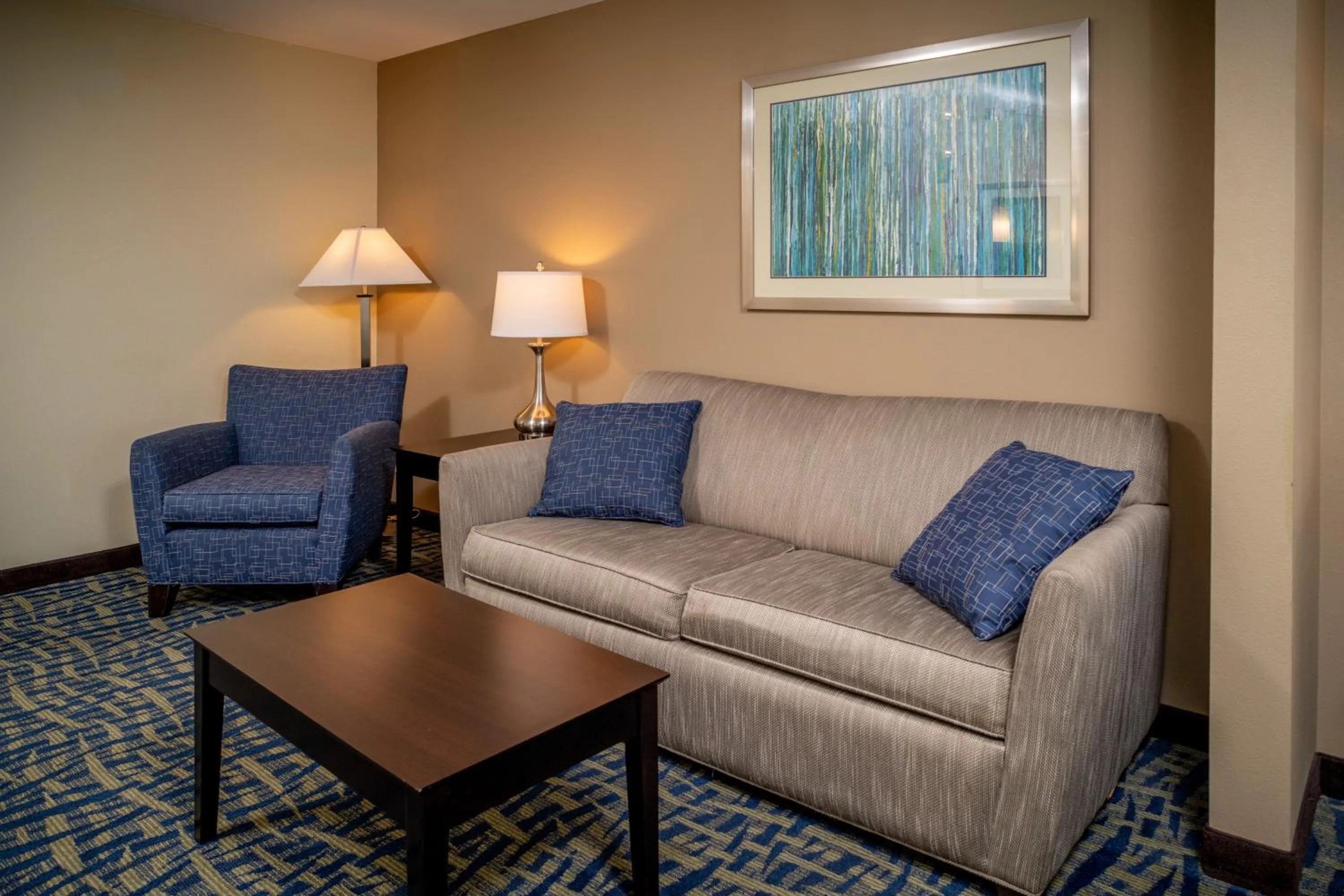 Bedroom in Holiday Inn Express & Suites Lebanon by IHG