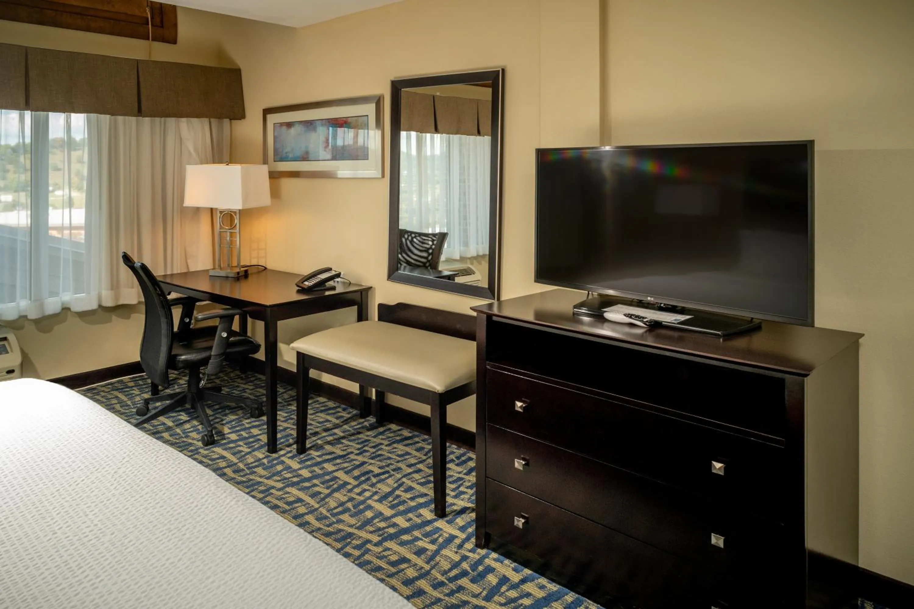 Bedroom, Bed in Holiday Inn Express & Suites Lebanon by IHG