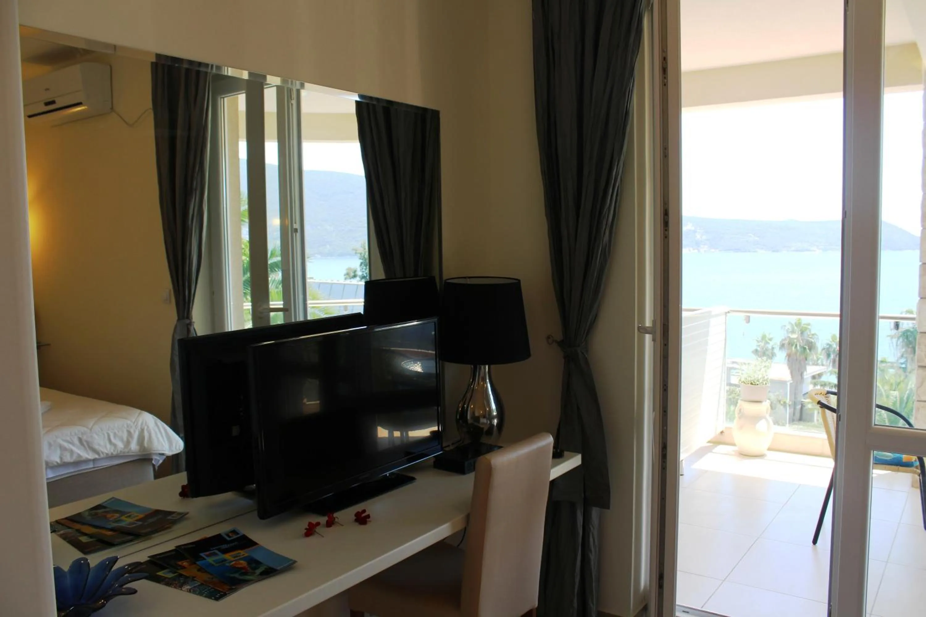 Sea view, Bed in Swiss Residence Montenegro