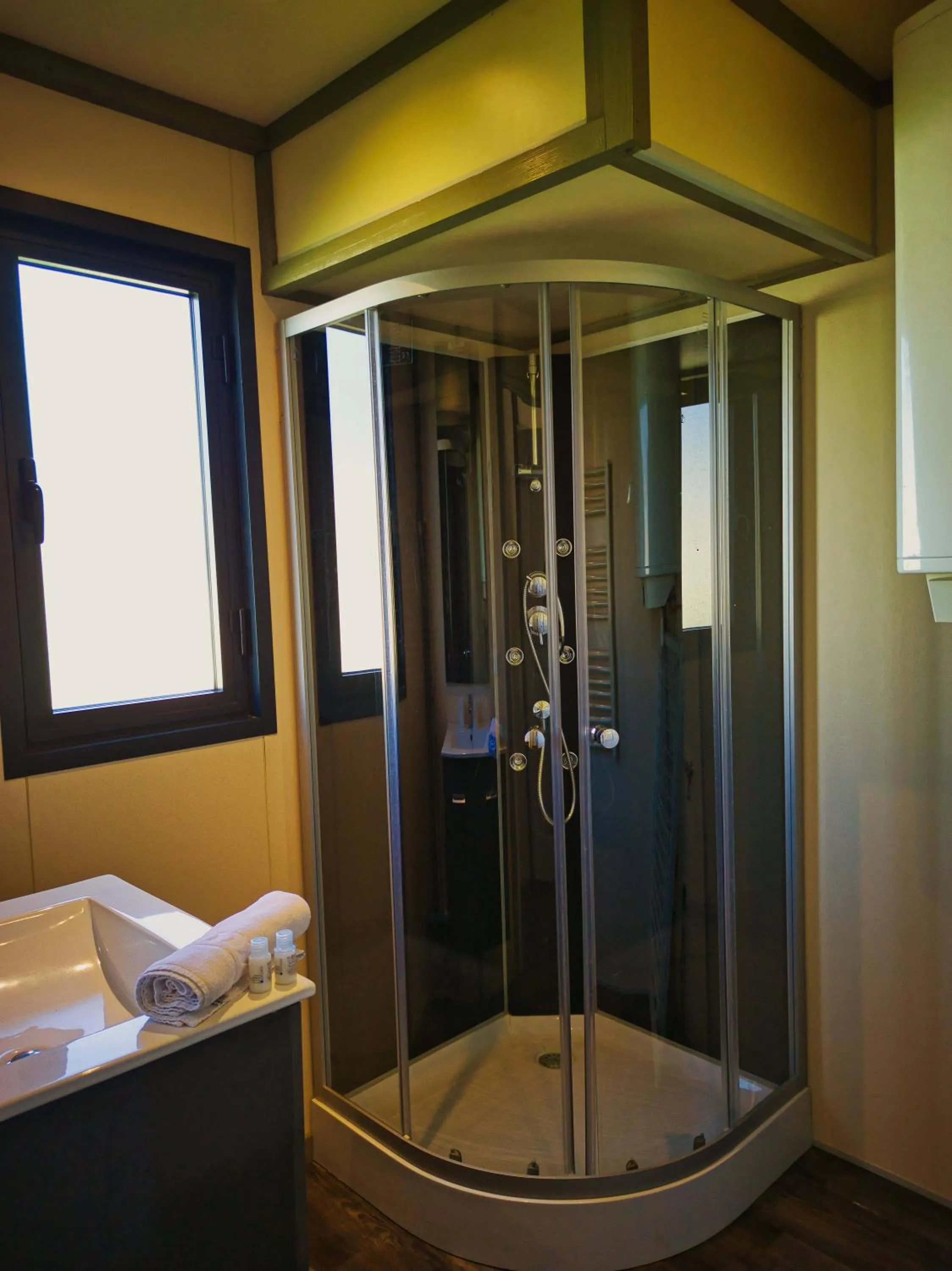 Shower in Lodge Hôtel & Spa Les Voiles du Grand Large