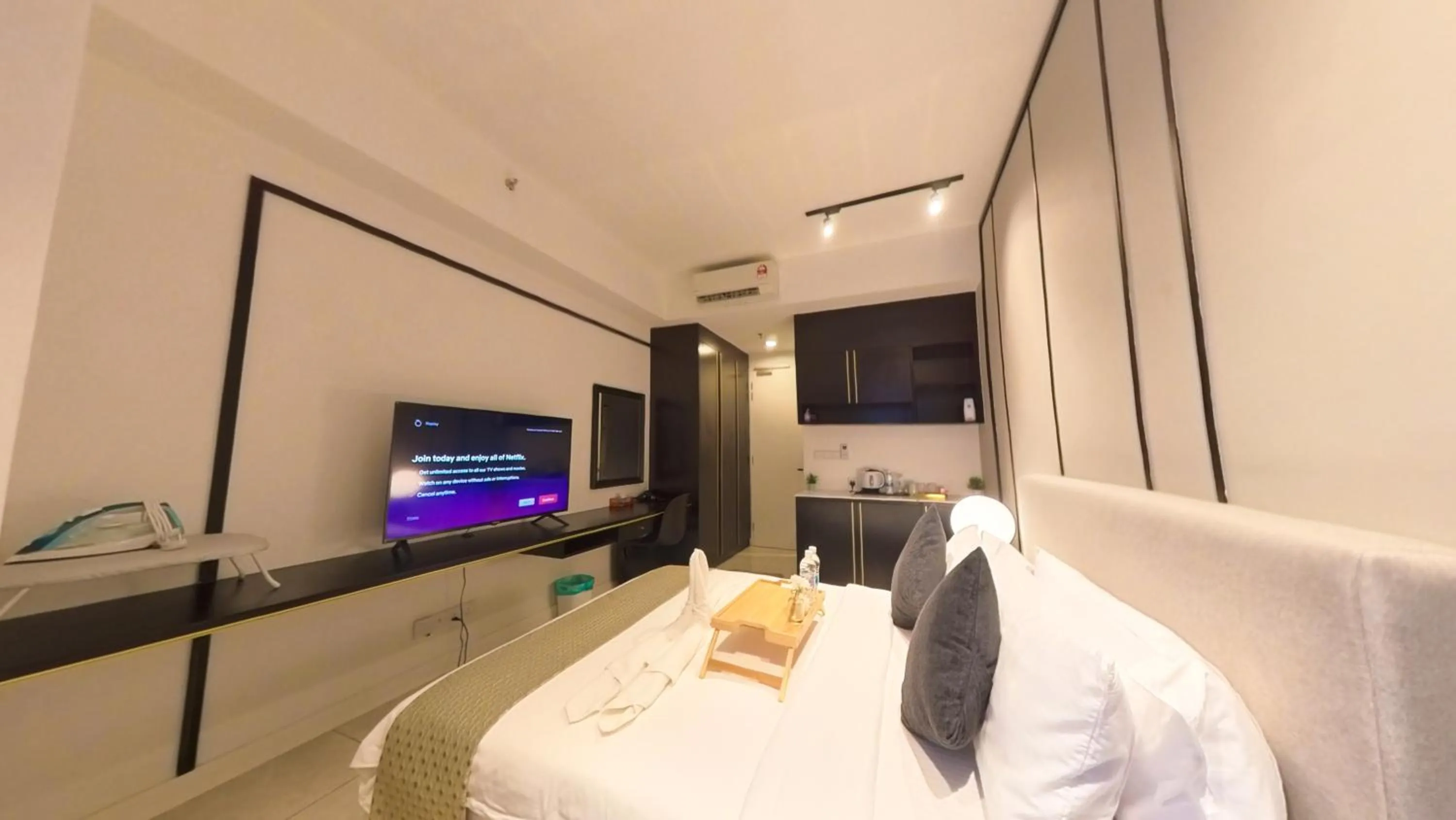 Communal lounge/ TV room, Bed in Axon Residence KLCC - JD HOME