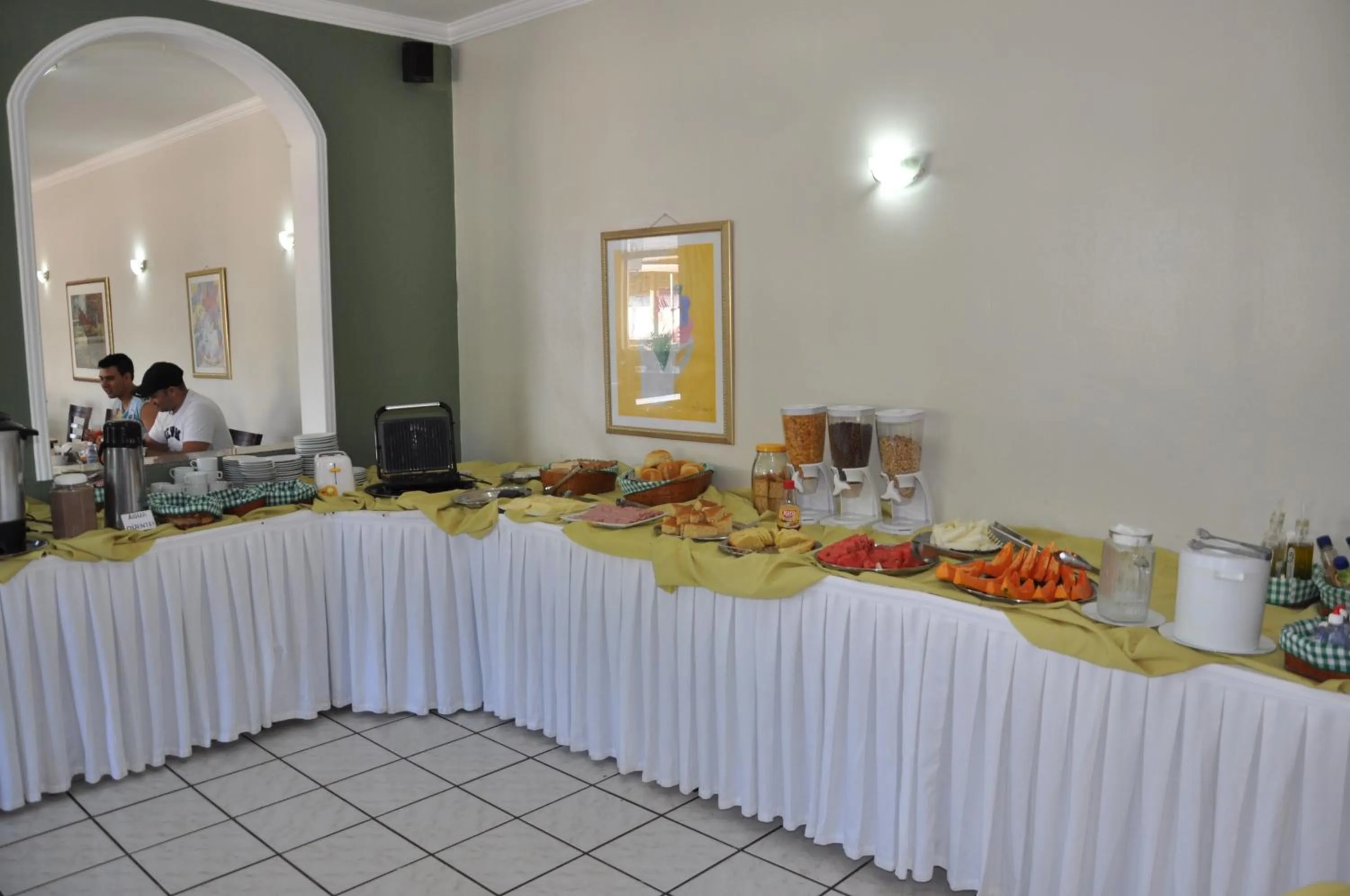 Restaurant/places to eat in Hotel Ryad Express