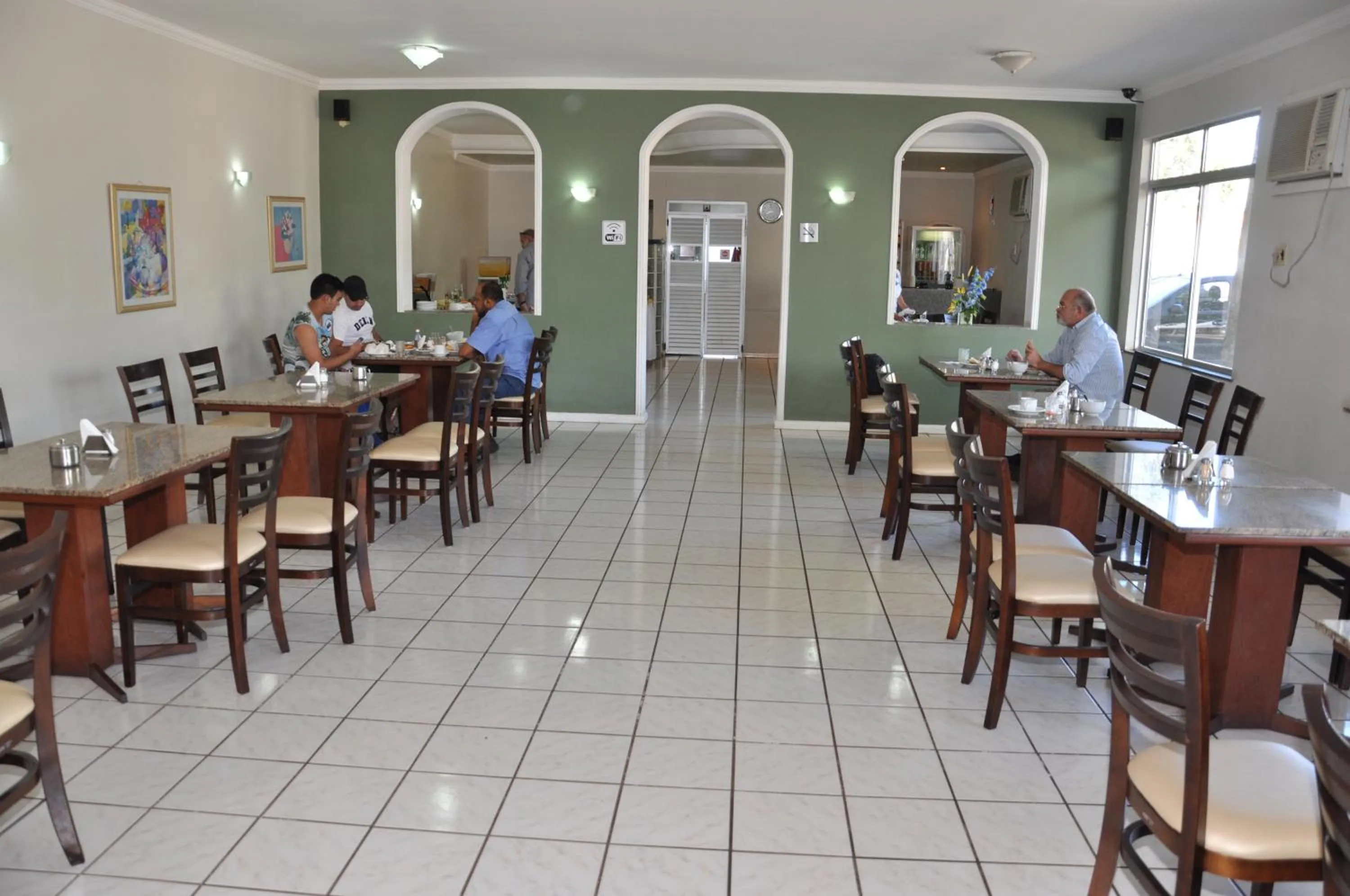 Restaurant/places to eat in Hotel Ryad Express