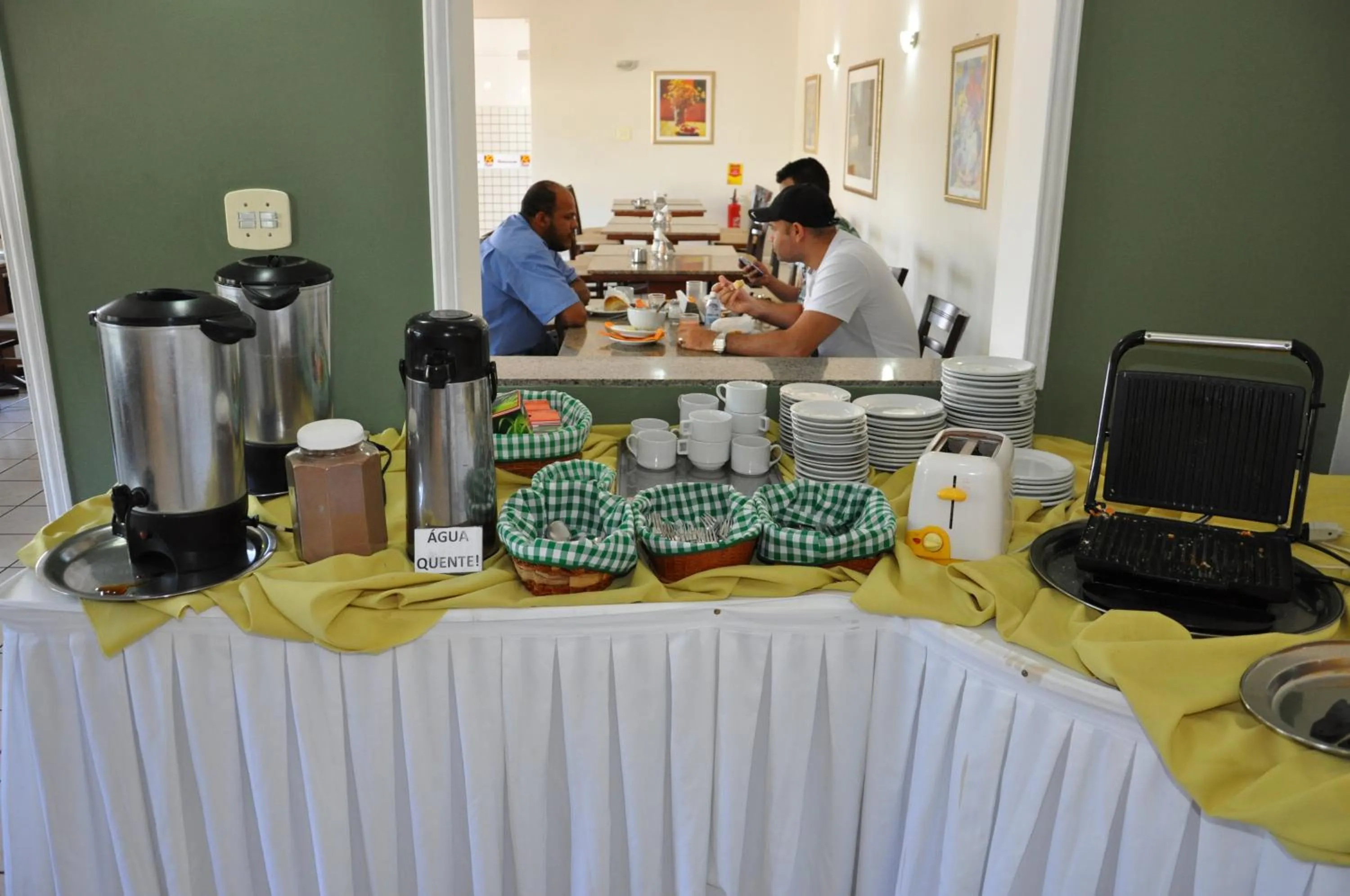 Restaurant/places to eat in Hotel Ryad Express