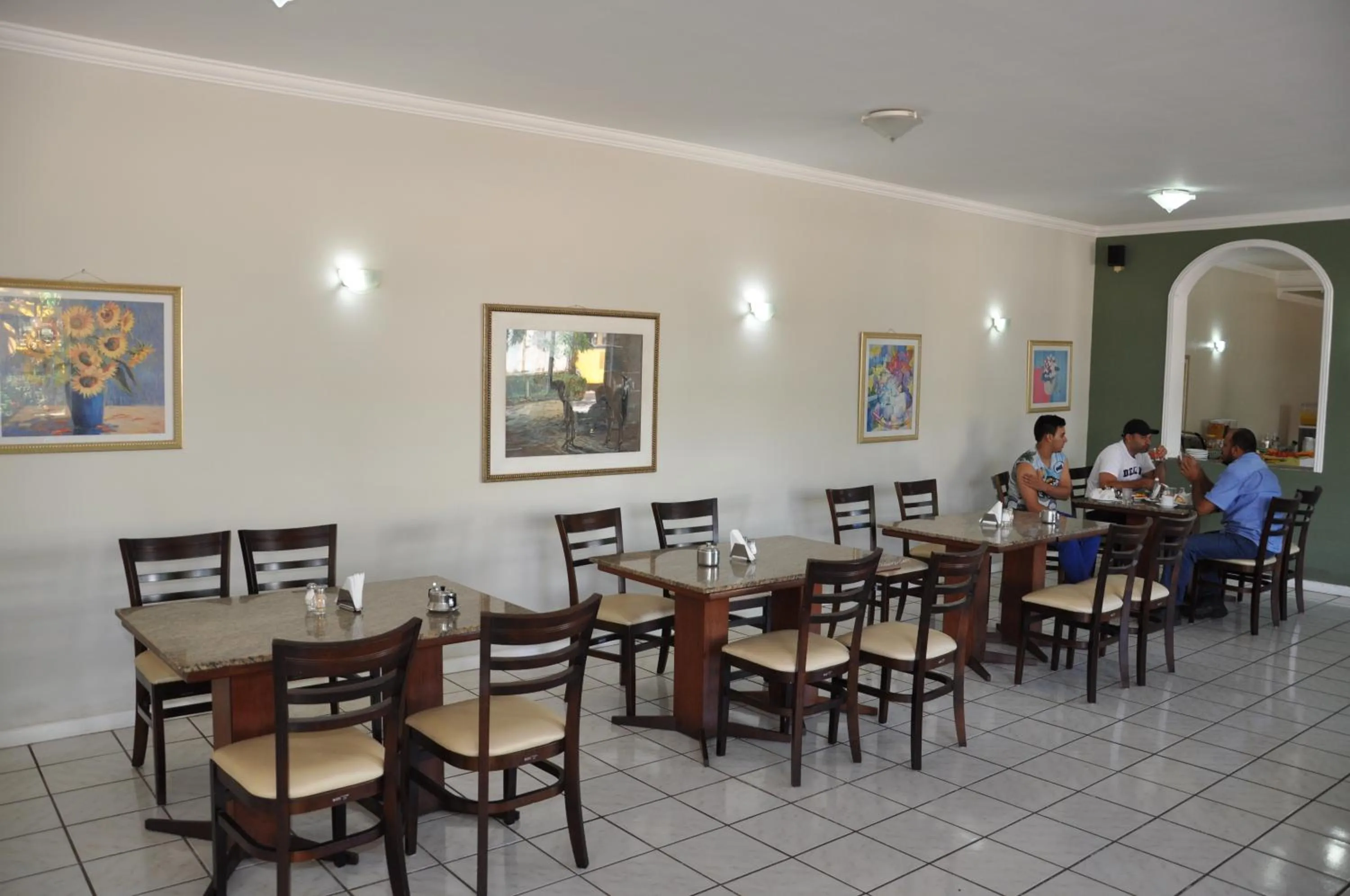 Restaurant/places to eat in Hotel Ryad Express
