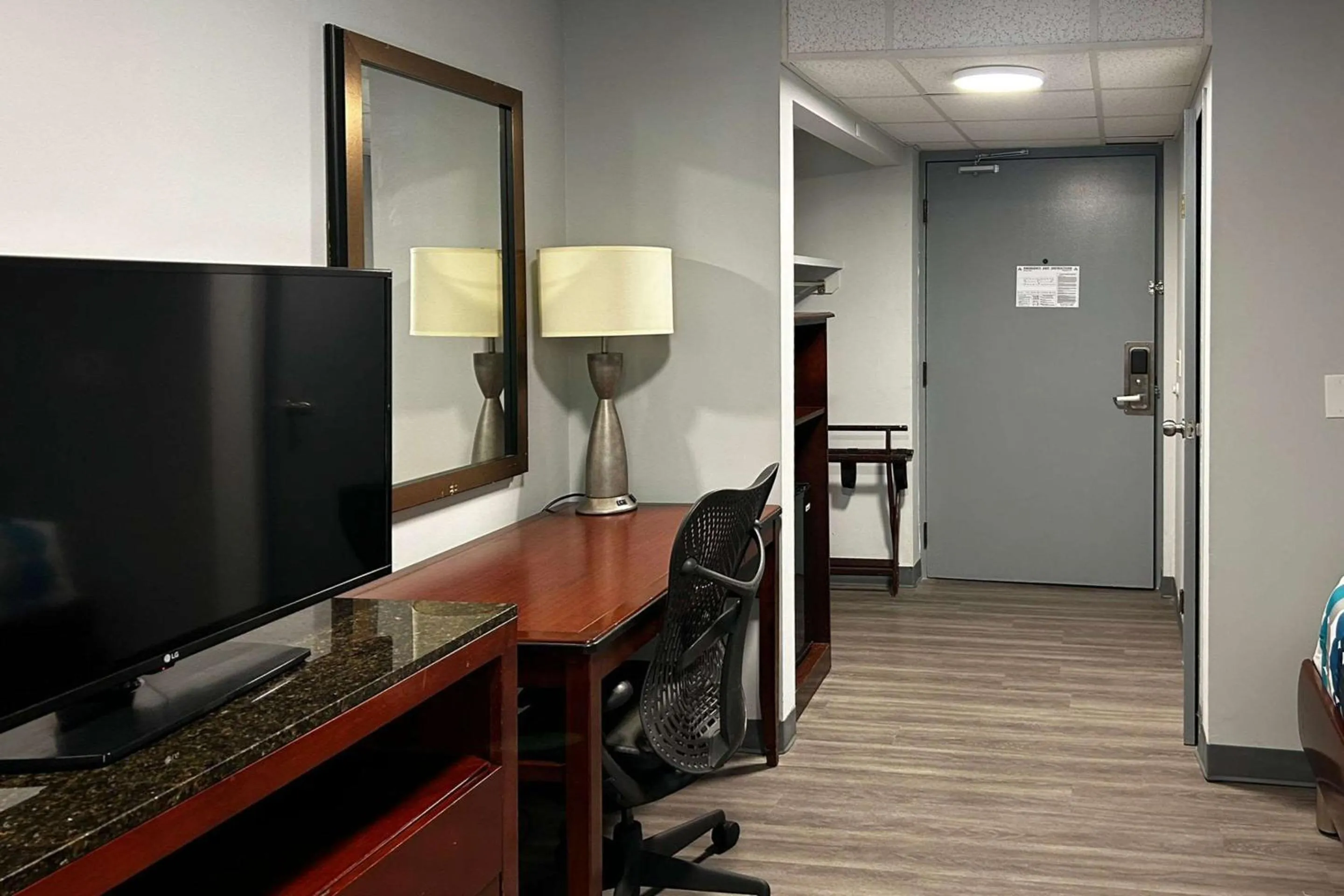 Bedroom in Rodeway inn Clemmons - Winston-Salem Area
