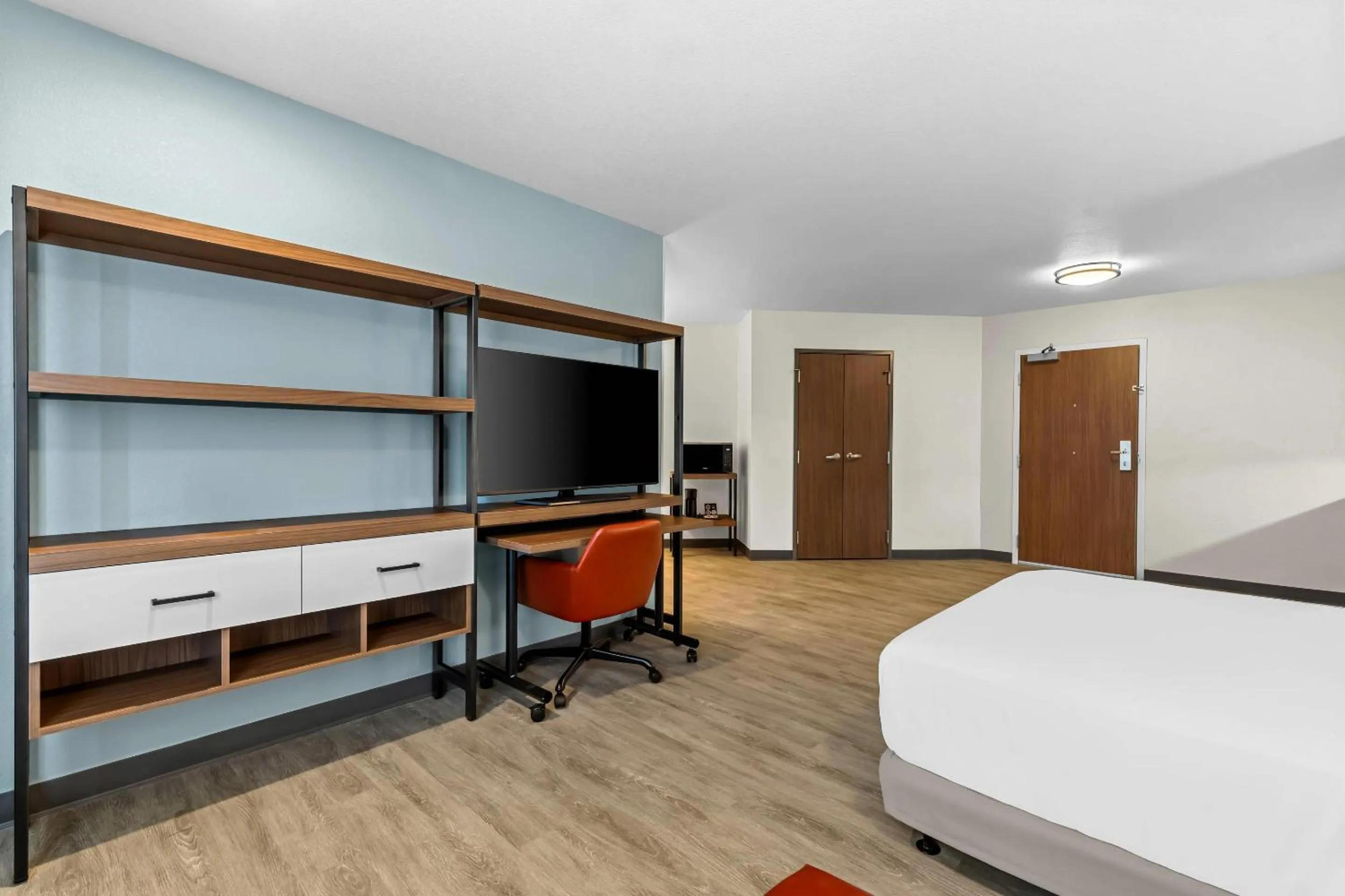 Bedroom, Bed in Everhome Suites Temecula