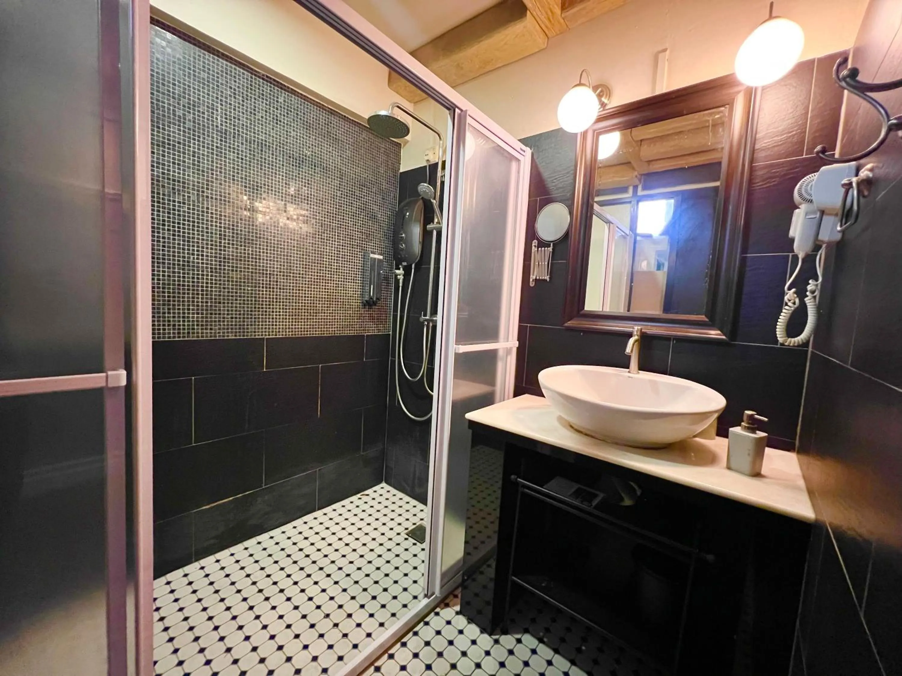 Shower in Heritage Hideaway Retreat